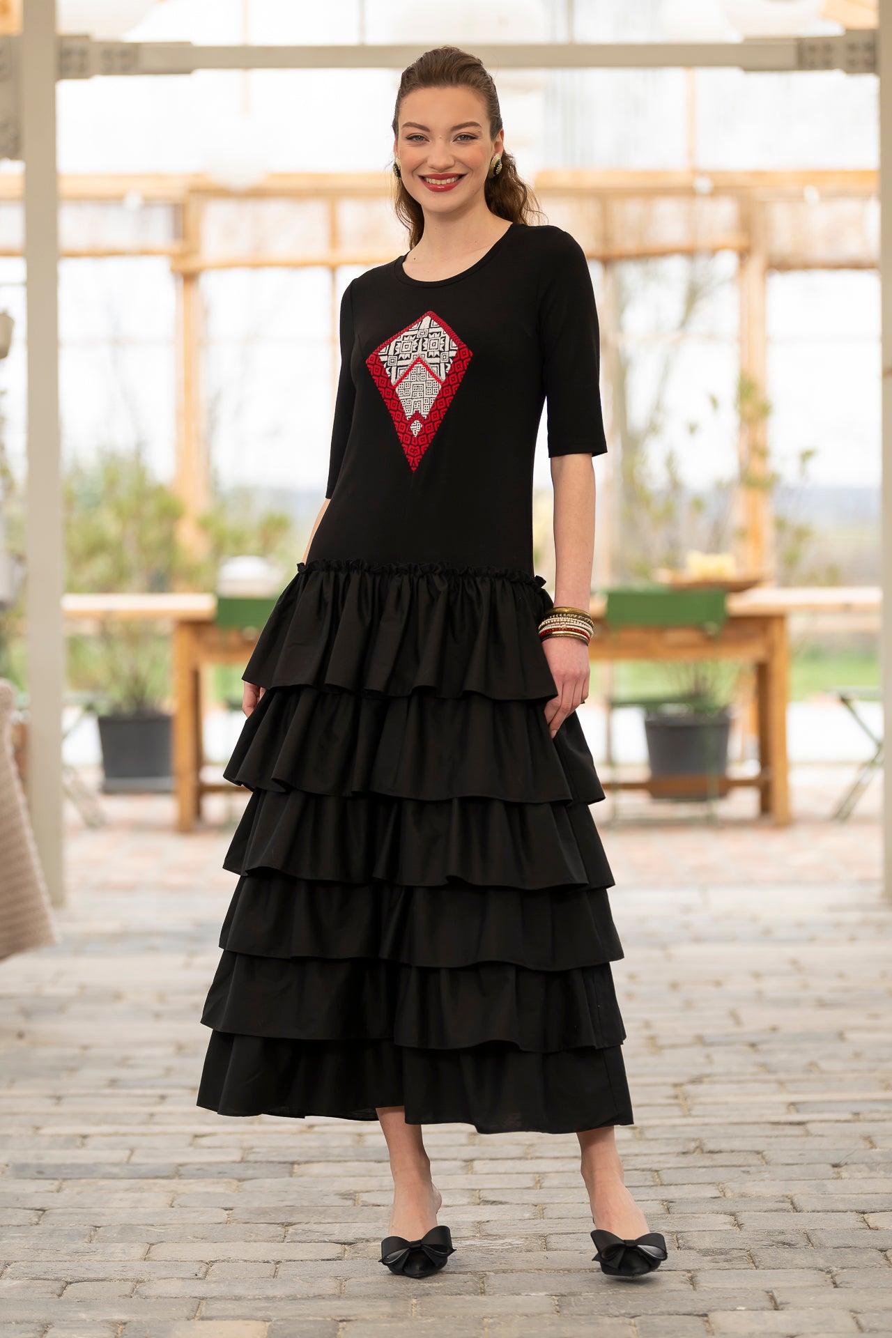 Rochie stilizată din jerseu negru cu volane