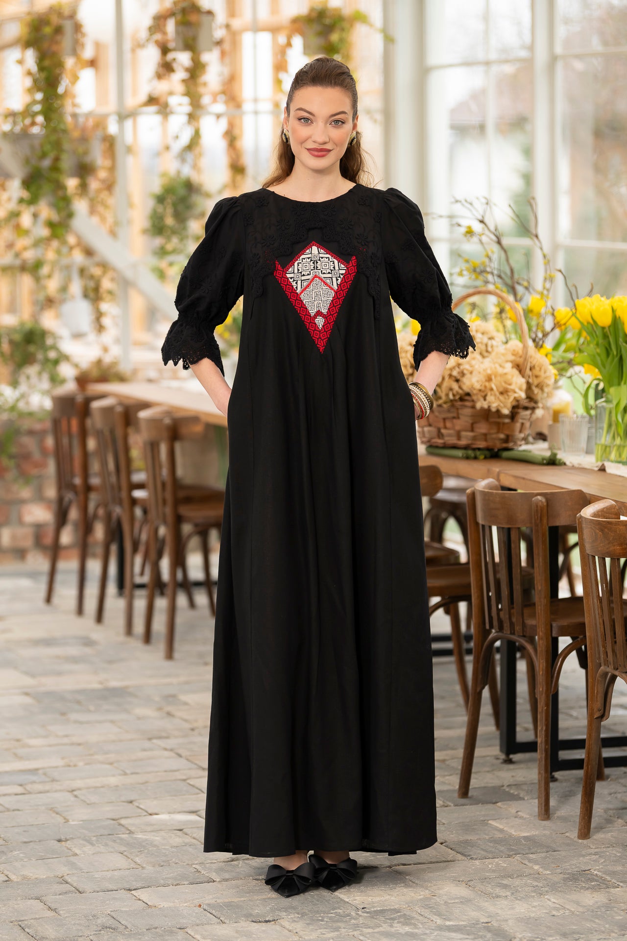 Rochie lungă neagră din in cu jacquard țesut și broderie tridimensională