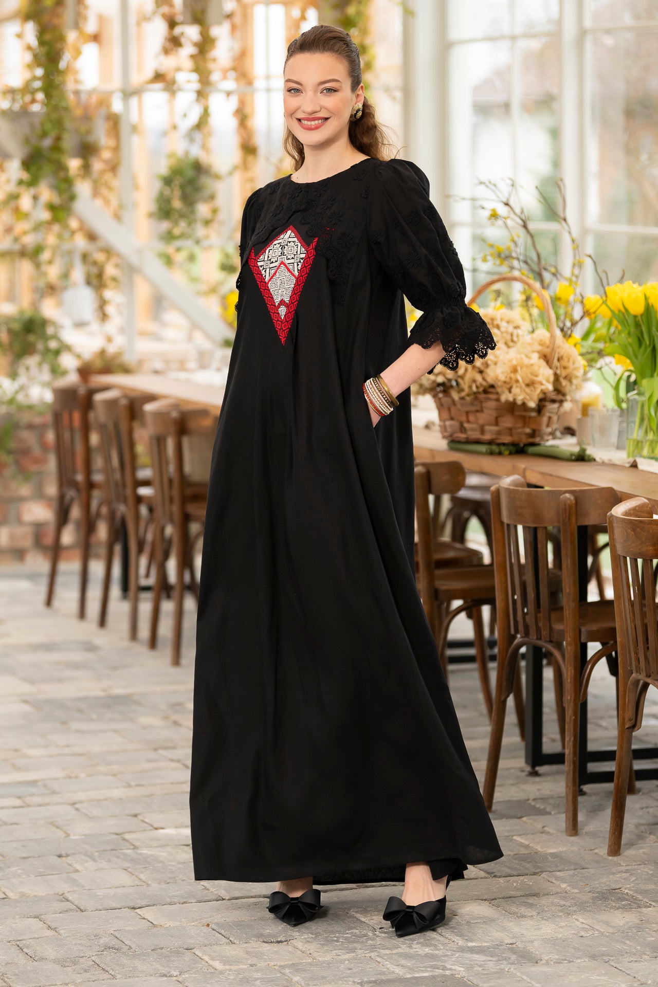 Rochie lungă neagră din in cu jacquard țesut și broderie tridimensională