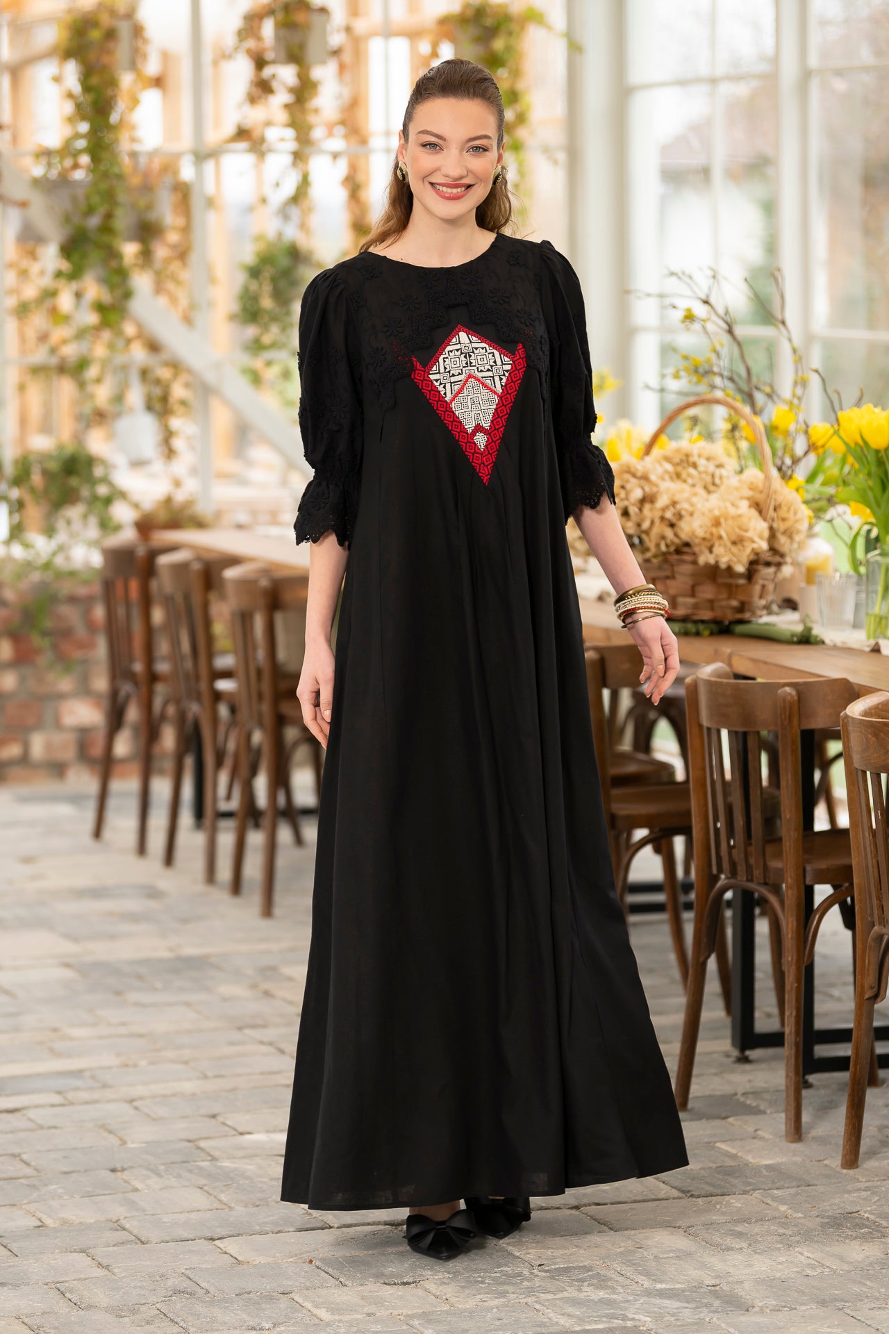 Rochie lungă neagră din in cu jacquard țesut și broderie tridimensională
