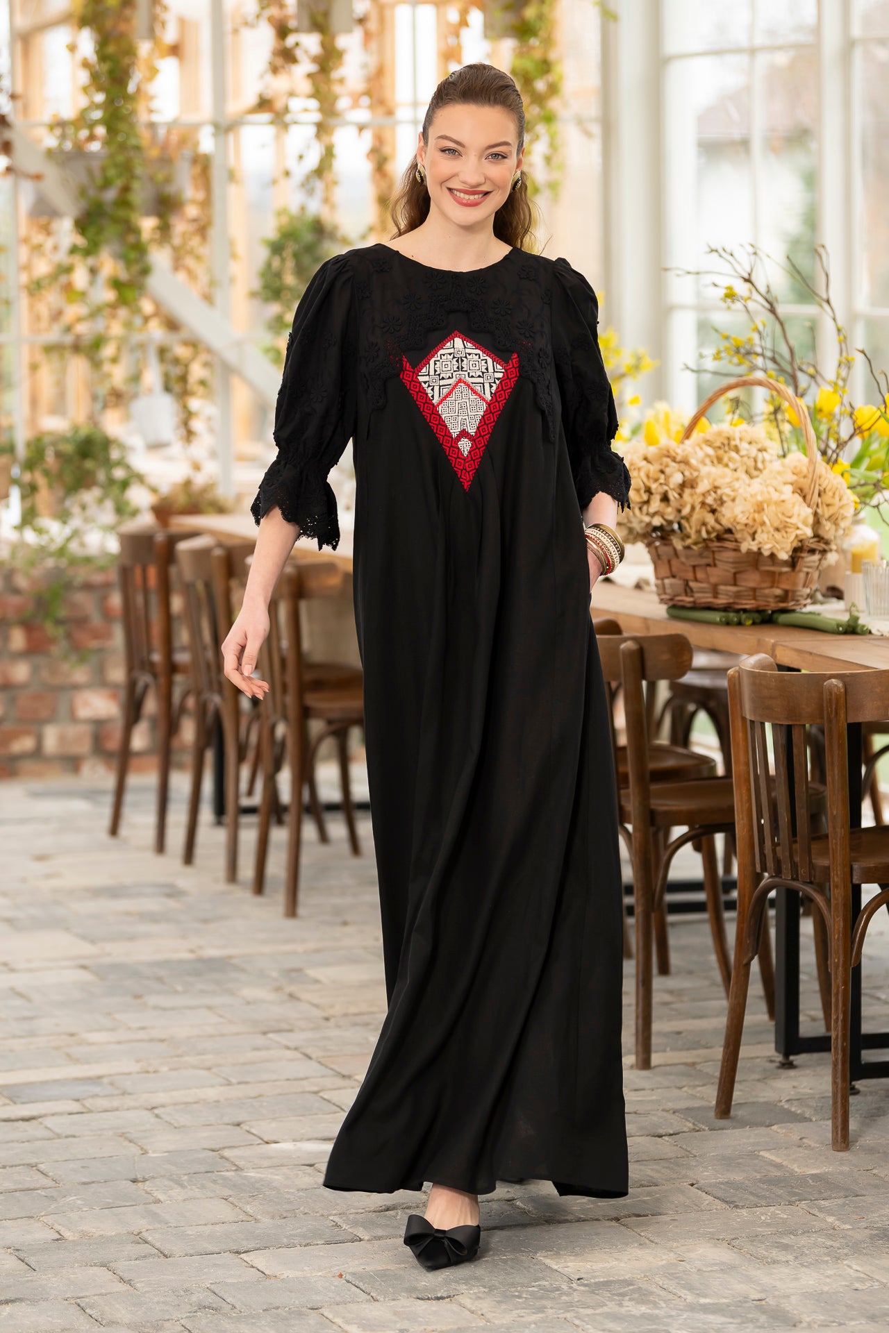Rochie lungă neagră din in cu jacquard țesut și broderie tridimensională