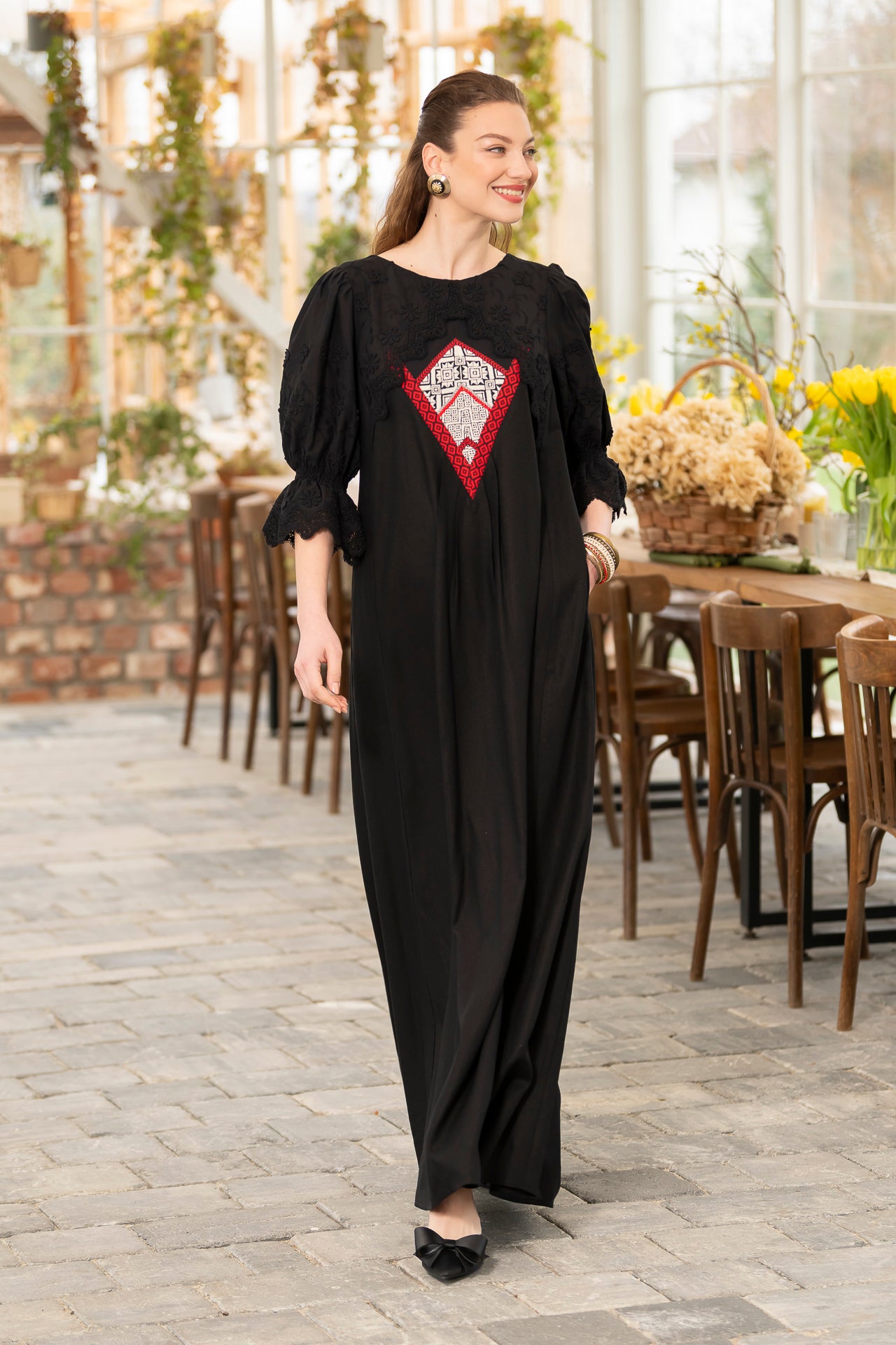 Rochie lungă neagră din in cu jacquard țesut și broderie tridimensională