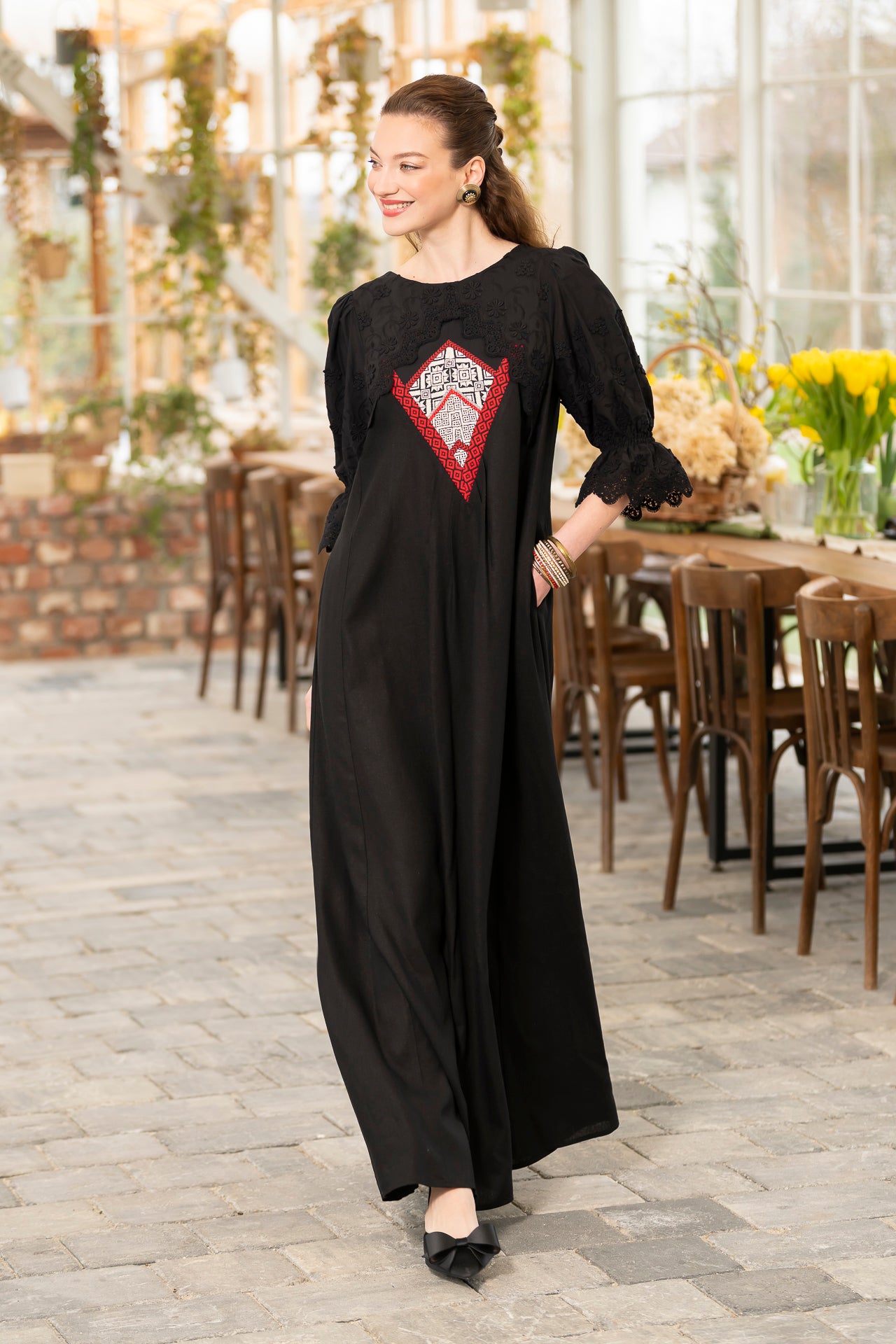 Rochie lungă neagră din in cu jacquard țesut și broderie tridimensională