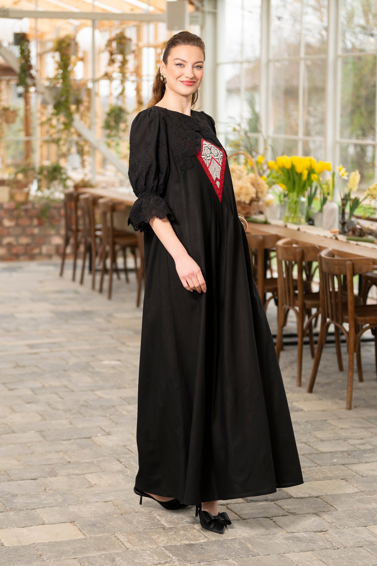 Rochie lungă neagră din in cu jacquard țesut și broderie tridimensională