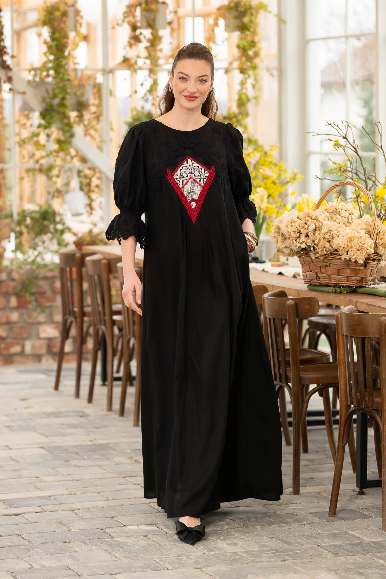 Rochie lungă neagră din in cu jacquard țesut și broderie tridimensională