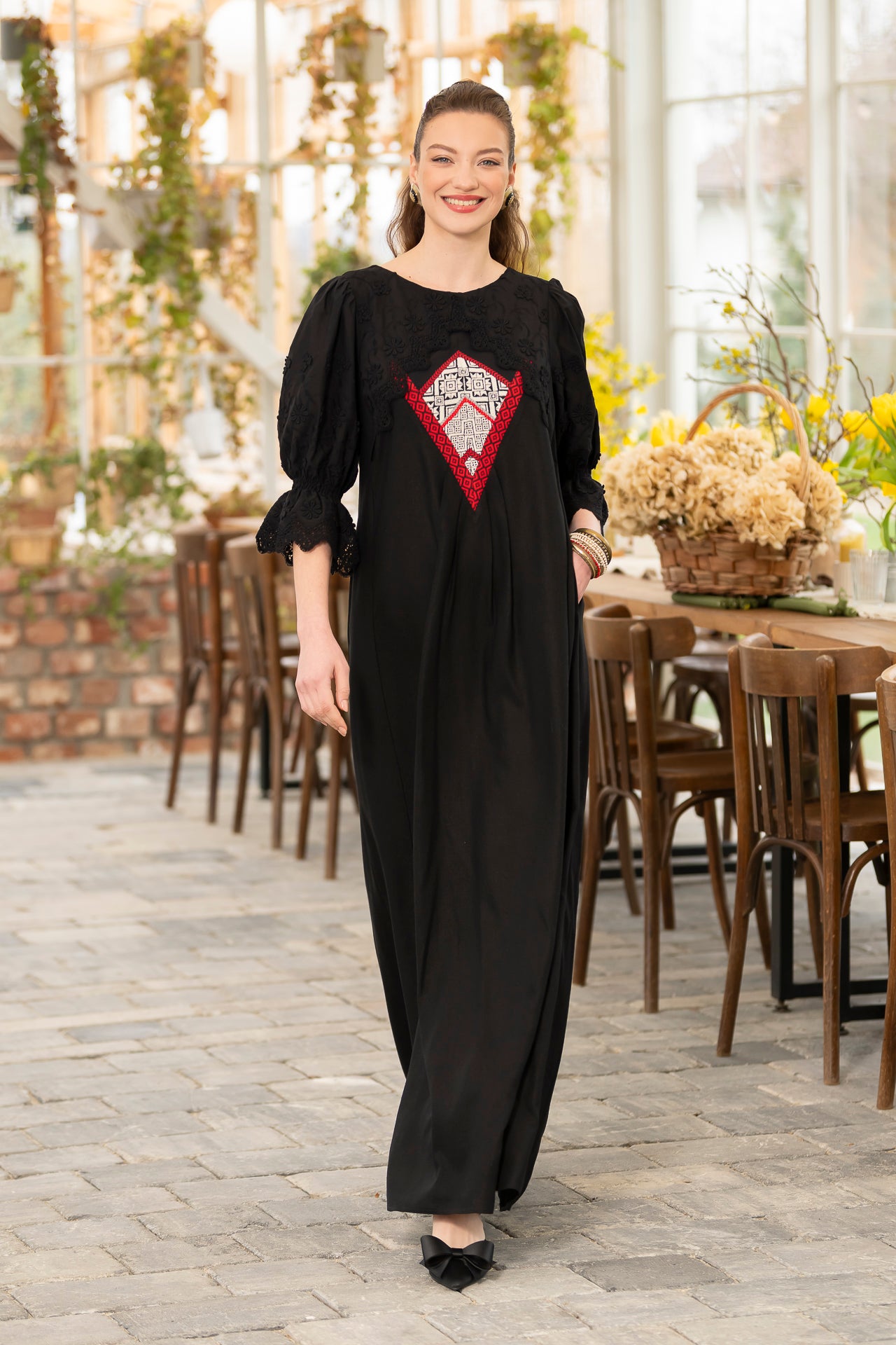Rochie lungă neagră din in cu jacquard țesut și broderie tridimensională
