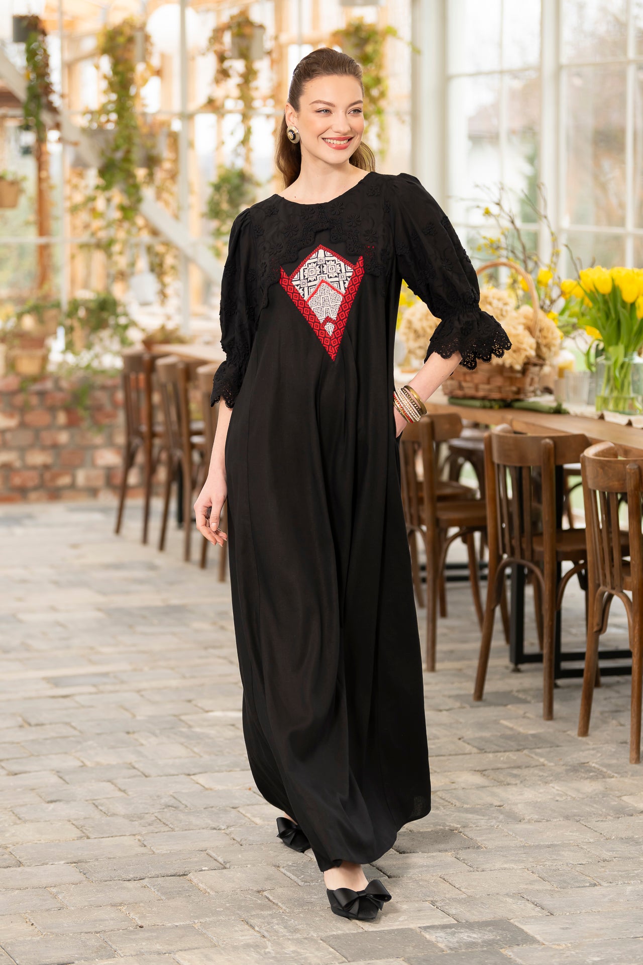 Rochie lungă neagră din in cu jacquard țesut și broderie tridimensională