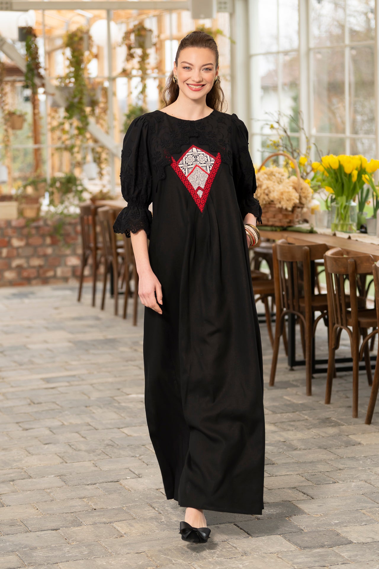 Rochie lungă neagră din in cu jacquard țesut și broderie tridimensională