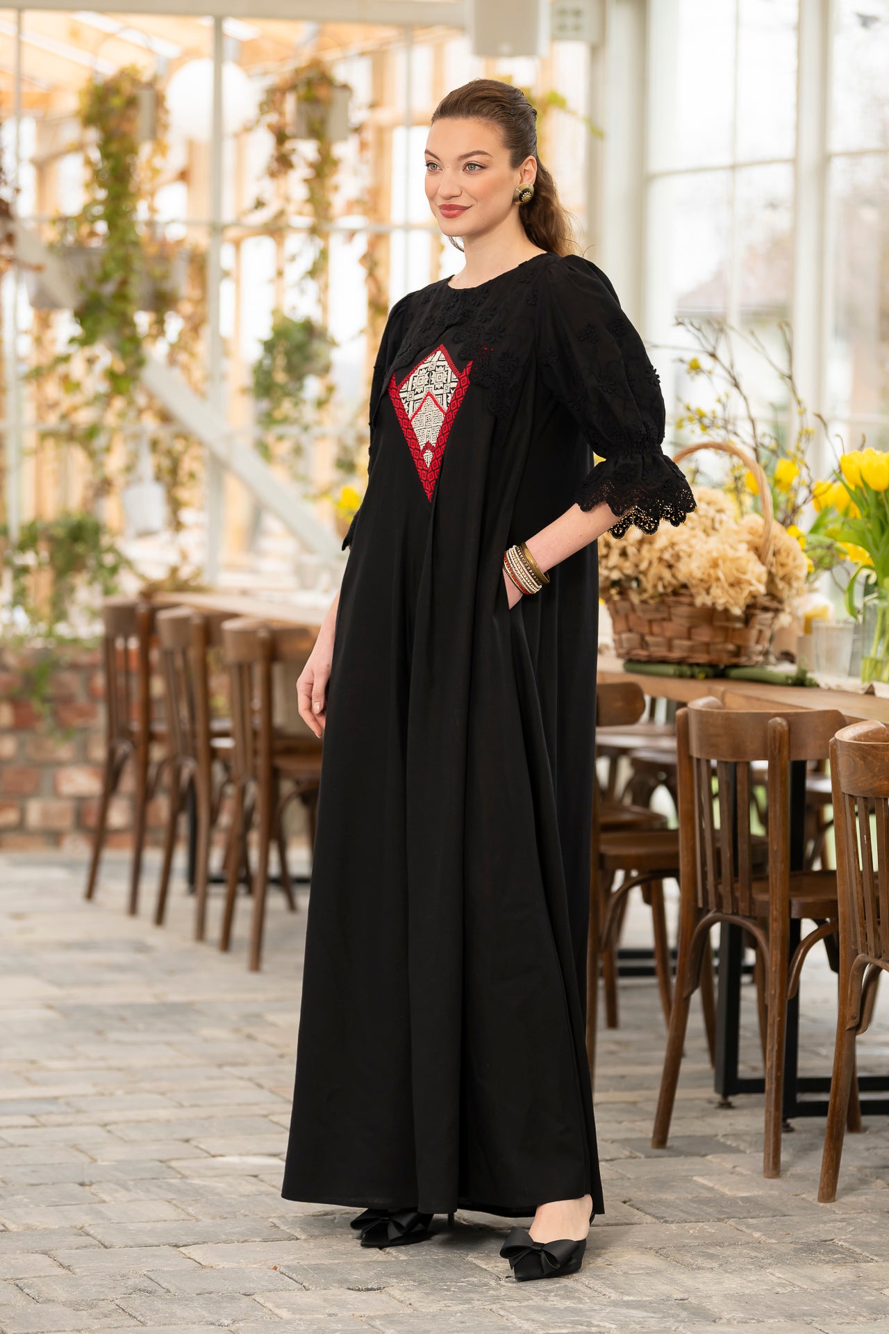Rochie lungă neagră din in cu jacquard țesut și broderie tridimensională