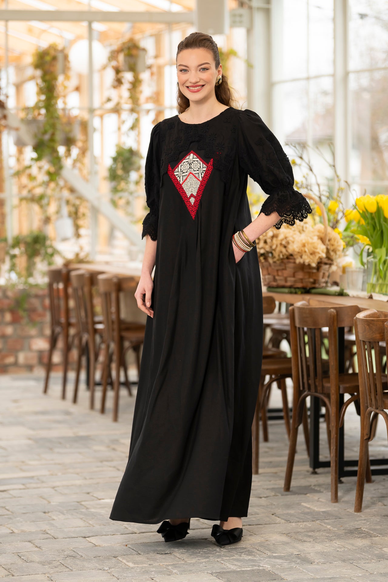 Rochie lungă neagră din in cu jacquard țesut și broderie tridimensională