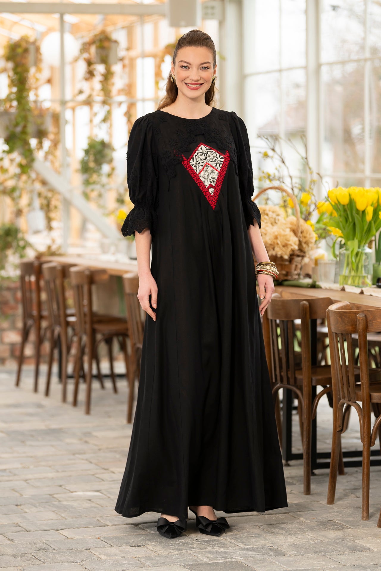Rochie lungă neagră din in cu jacquard țesut și broderie tridimensională