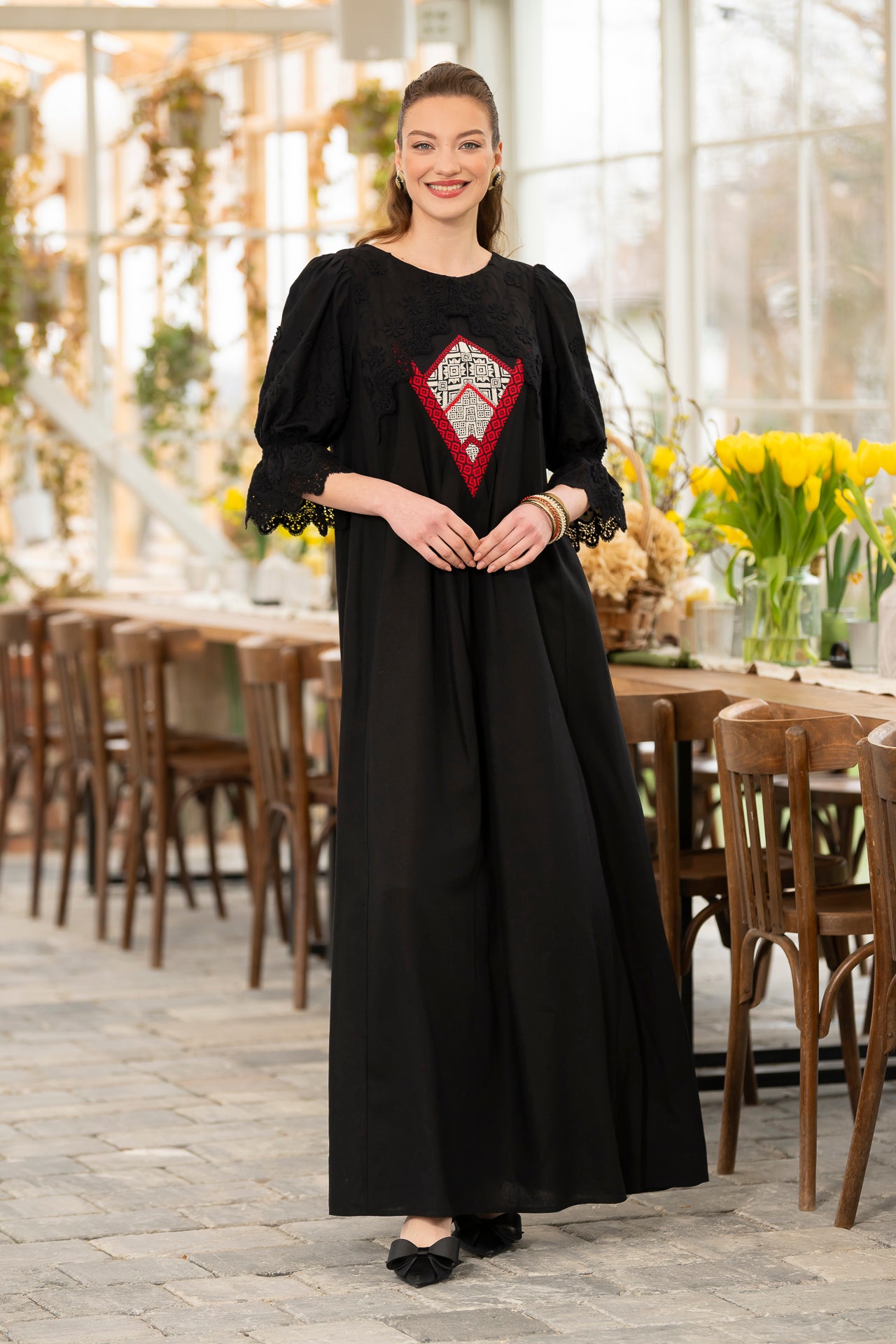 Rochie lungă neagră din in cu jacquard țesut și broderie tridimensională