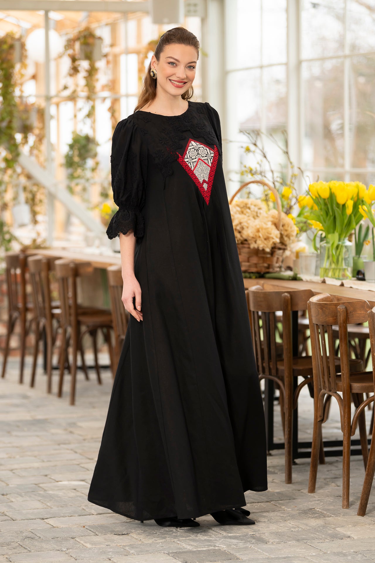 Rochie lungă neagră din in cu jacquard țesut și broderie tridimensională