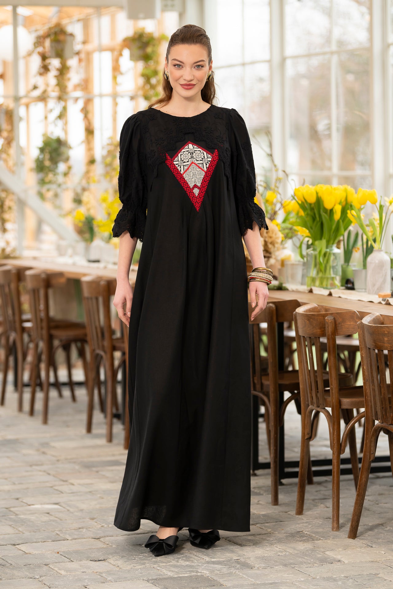 Rochie lungă neagră din in cu jacquard țesut și broderie tridimensională