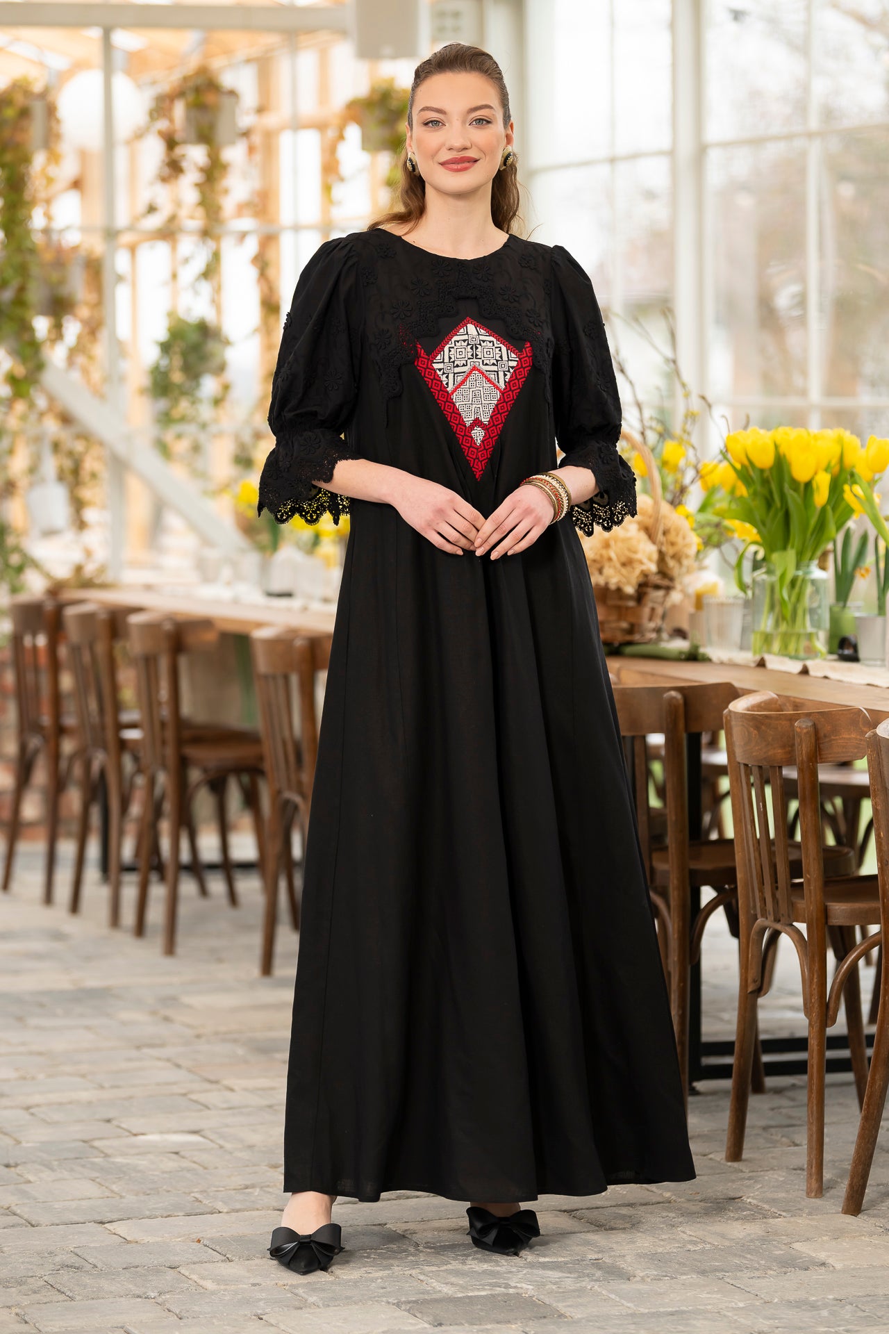 Rochie lungă neagră din in cu jacquard țesut și broderie tridimensională
