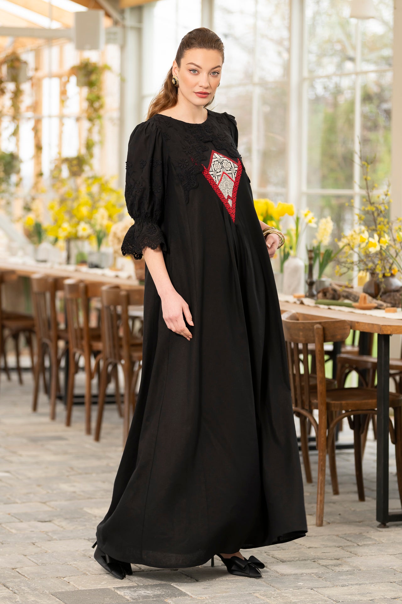 Rochie lungă neagră din in cu jacquard țesut și broderie tridimensională