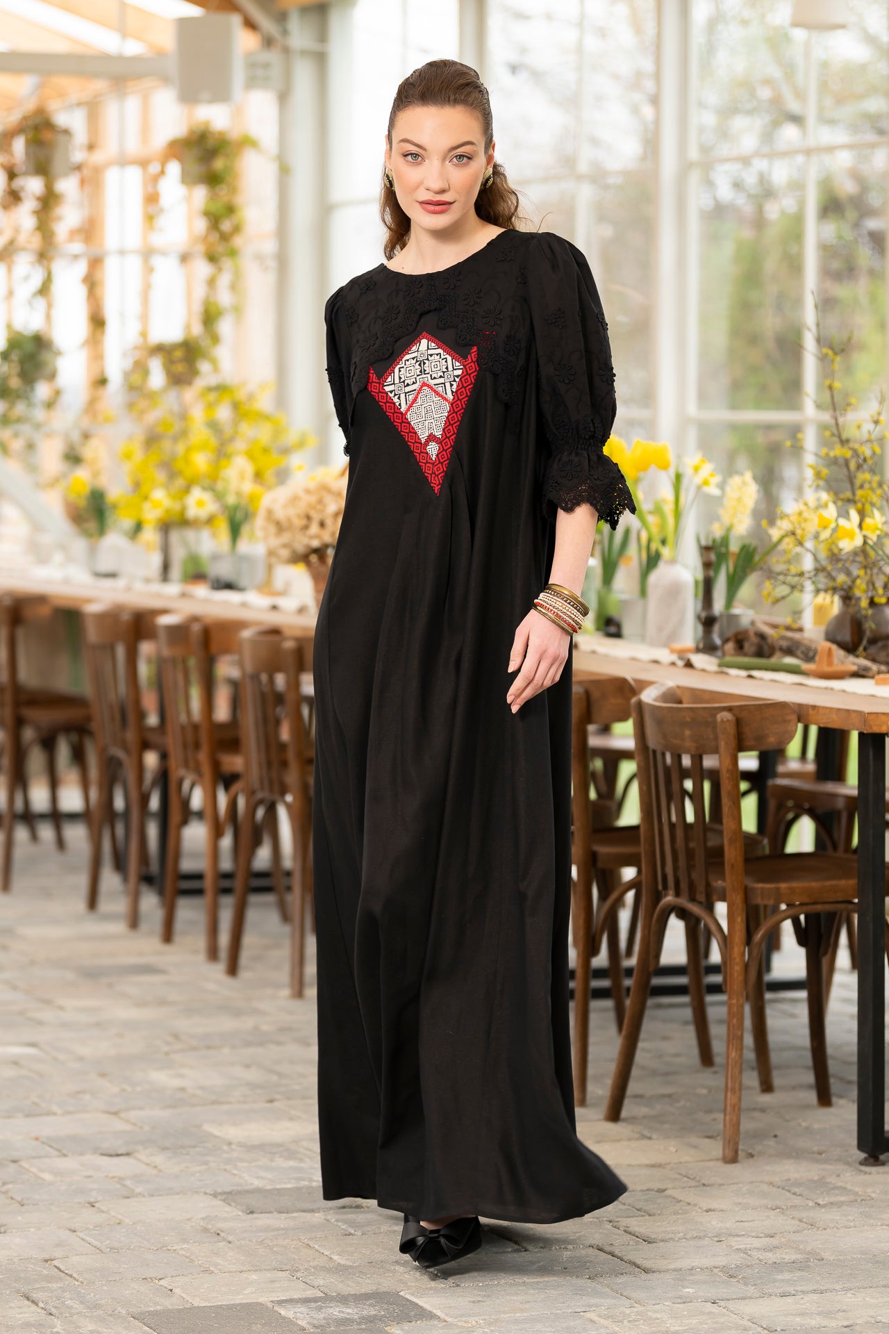 Rochie lungă neagră din in cu jacquard țesut și broderie tridimensională