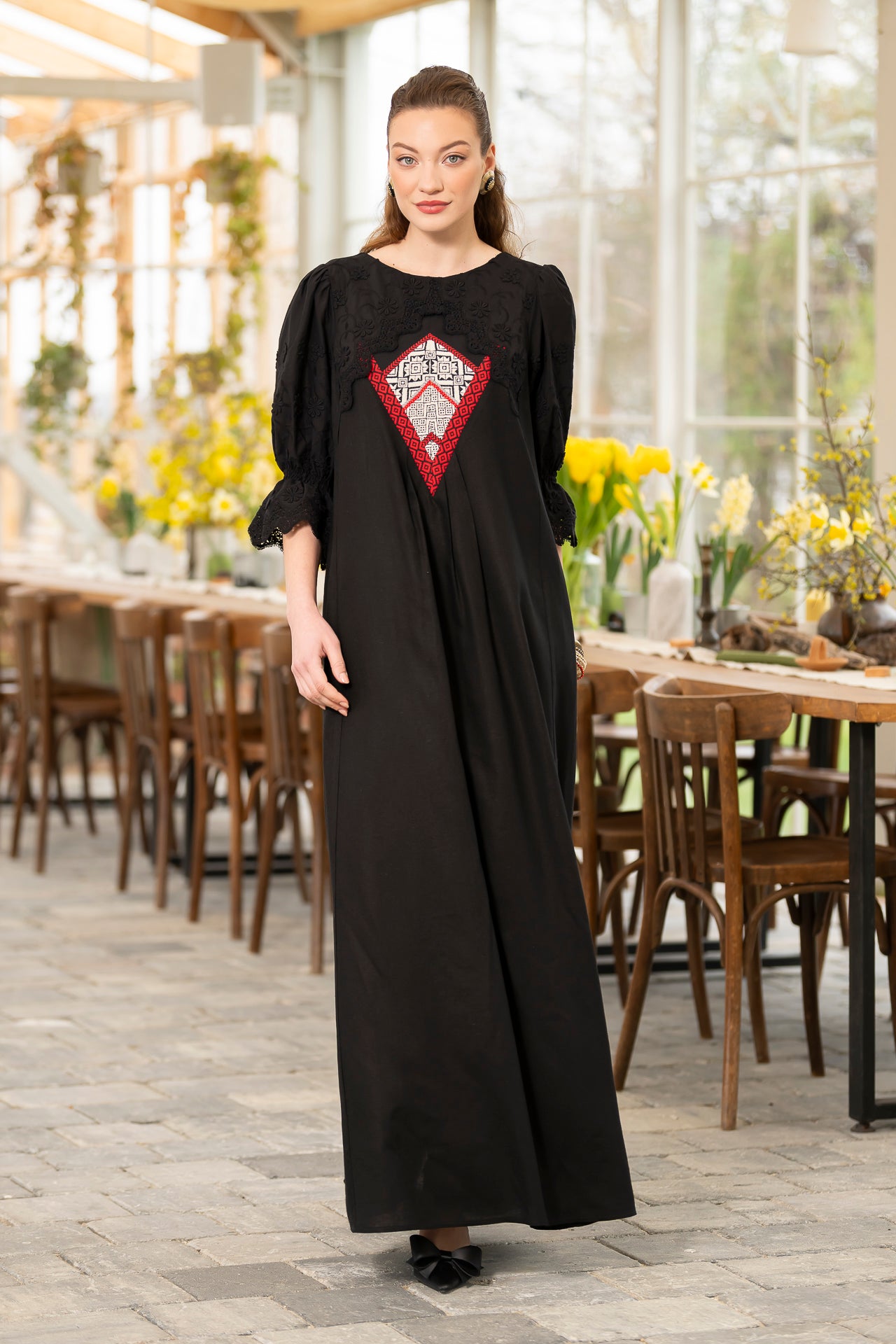 Rochie lungă neagră din in cu jacquard țesut și broderie tridimensională