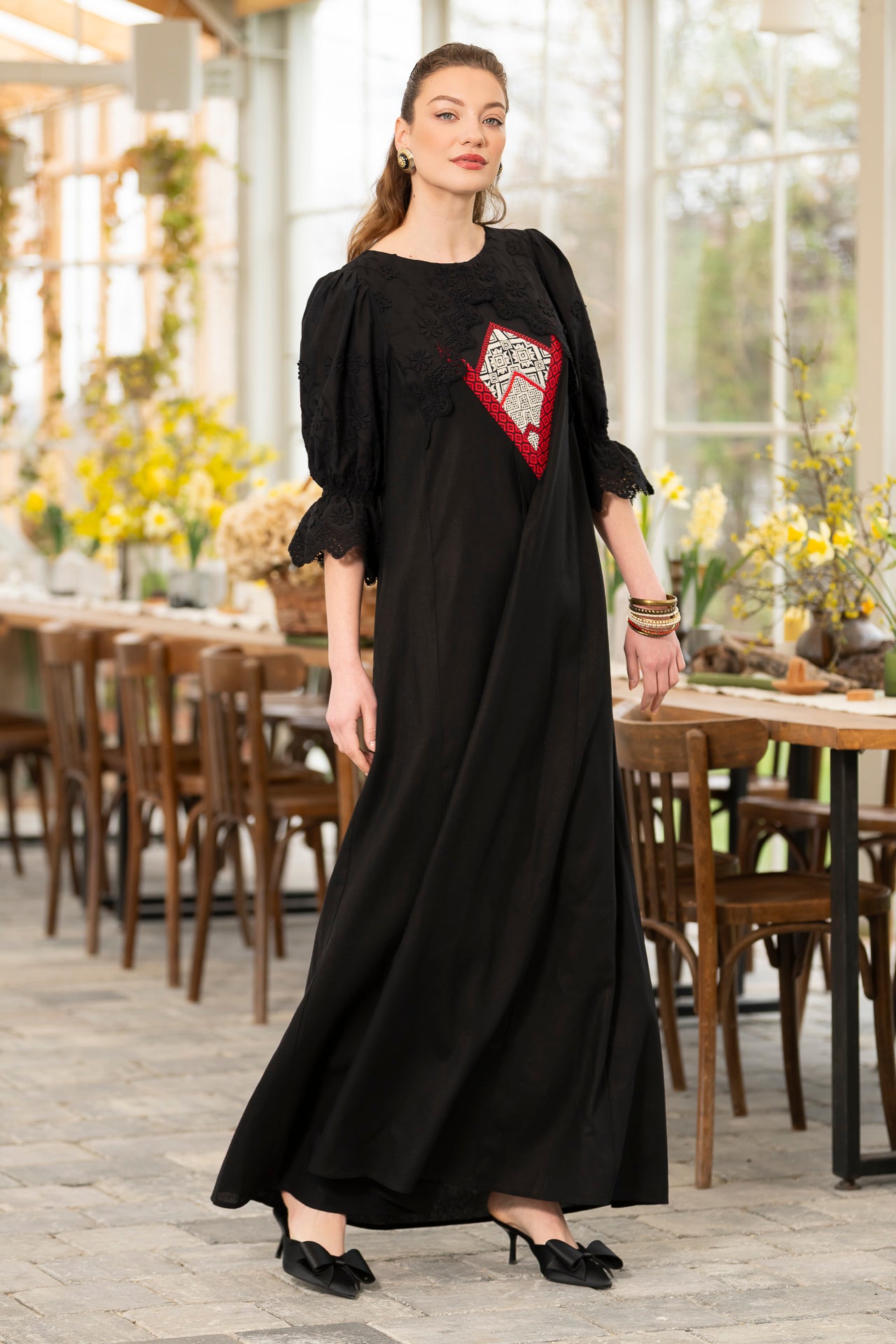 Rochie lungă neagră din in cu jacquard țesut și broderie tridimensională