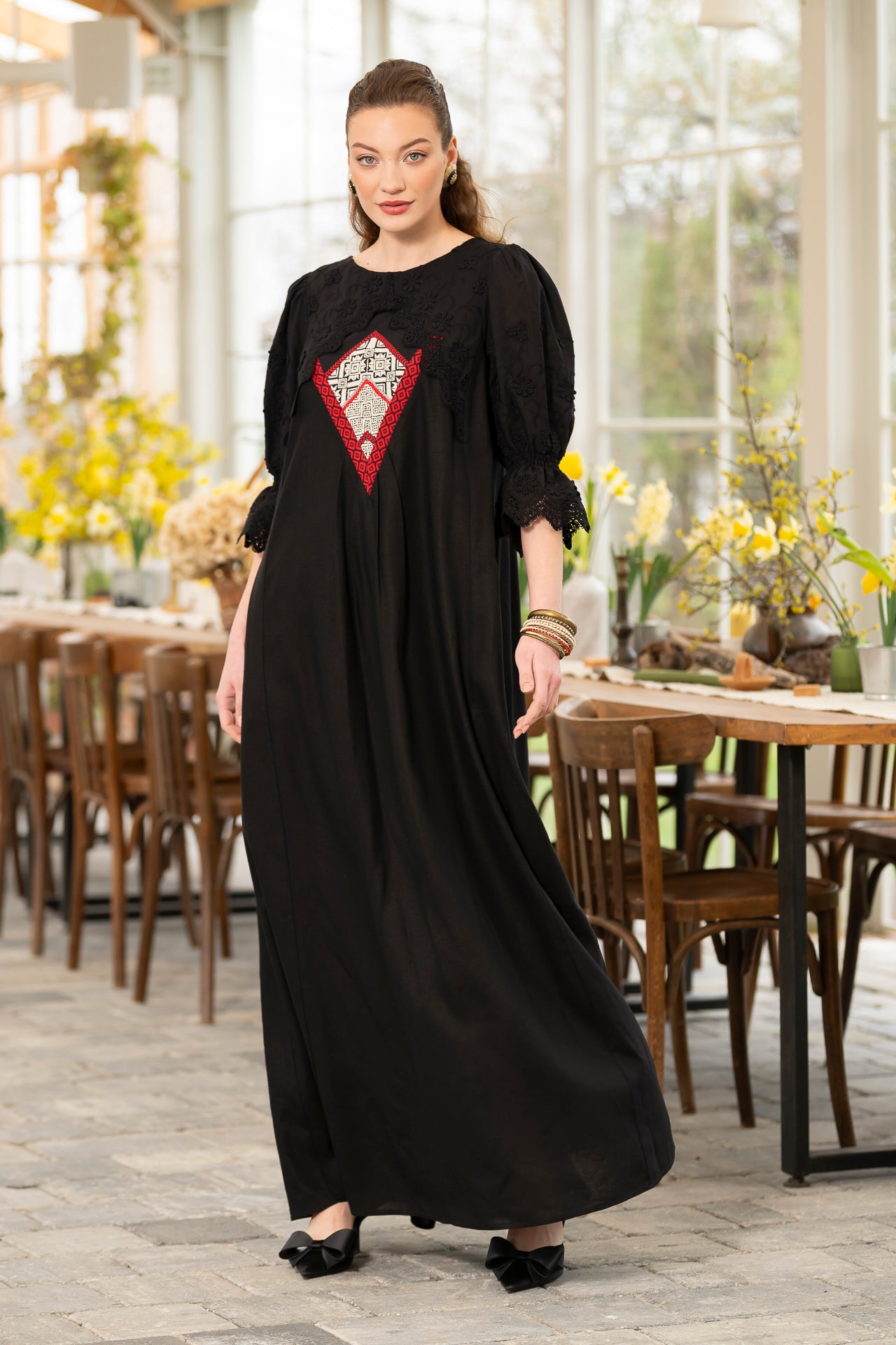 Rochie lungă neagră din in cu jacquard țesut și broderie tridimensională