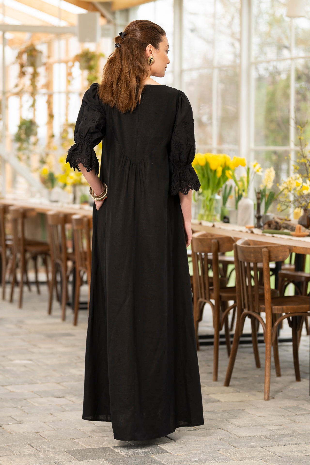 Rochie lungă neagră din in cu jacquard țesut și broderie tridimensională