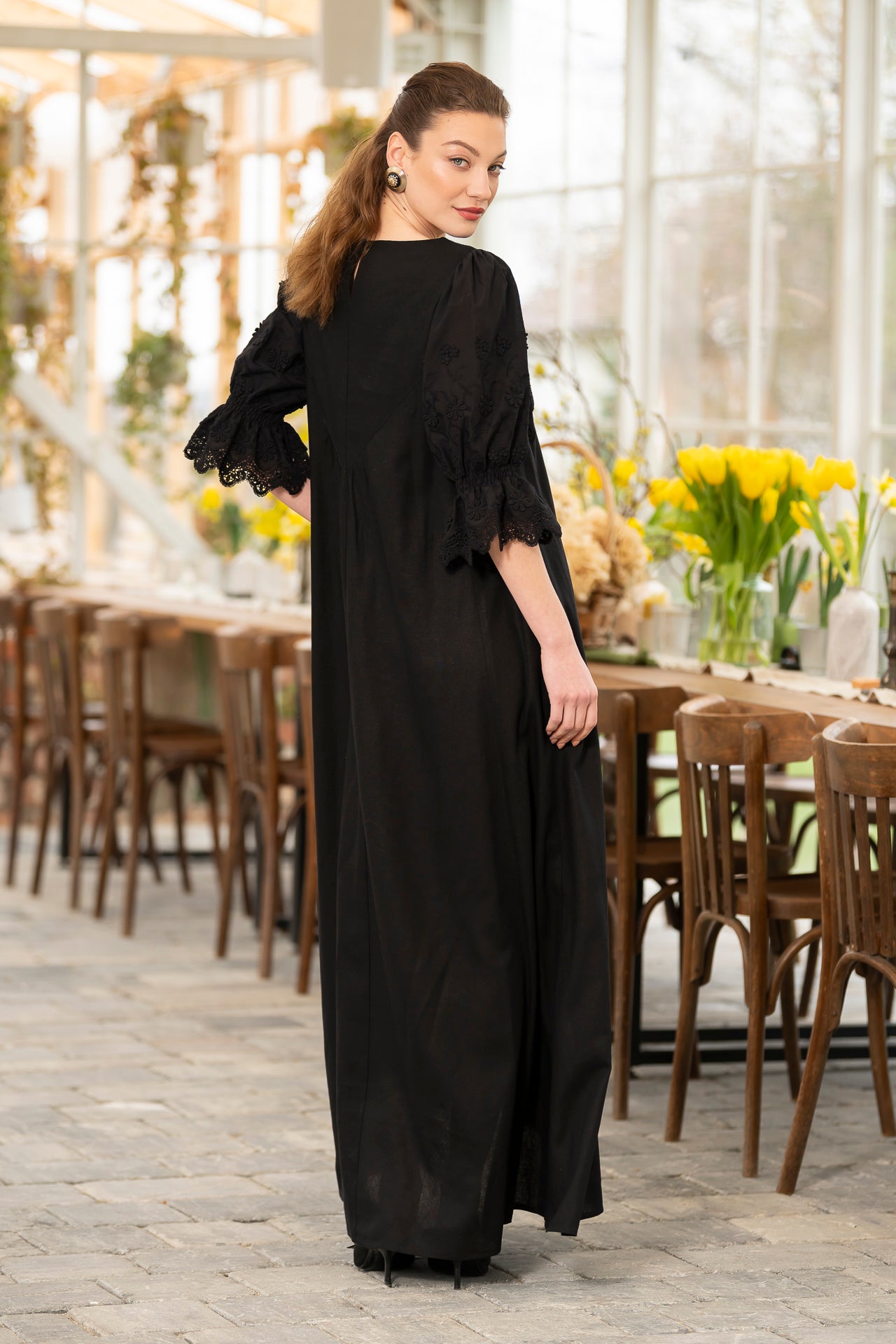 Rochie lungă neagră din in cu jacquard țesut și broderie tridimensională