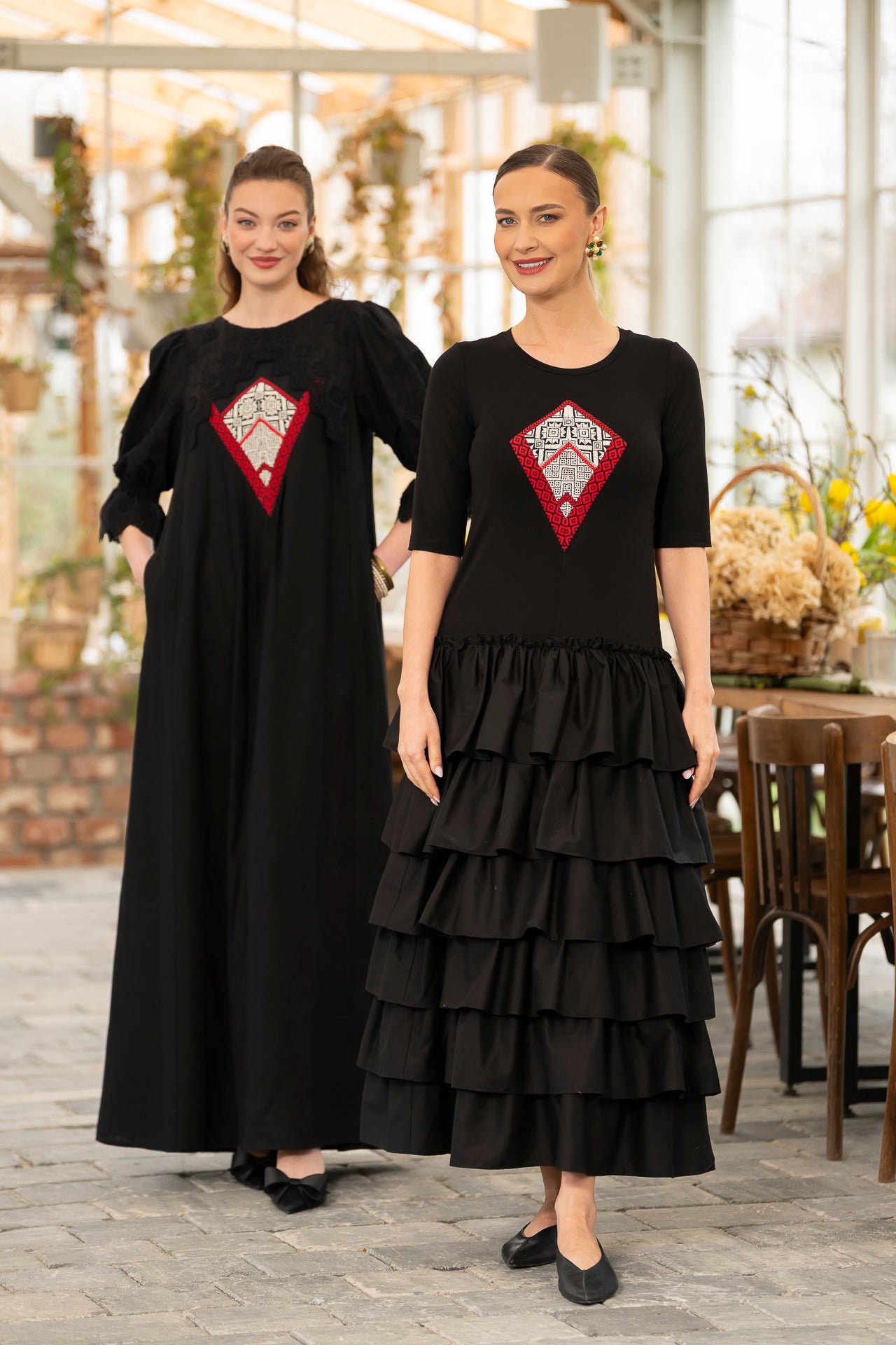 Rochie lungă neagră din in cu jacquard țesut și broderie tridimensională