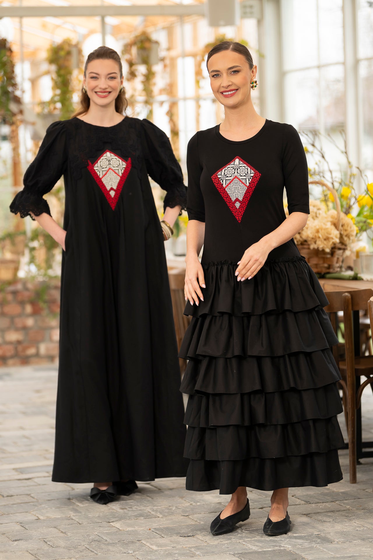 Rochie lungă neagră din in cu jacquard țesut și broderie tridimensională
