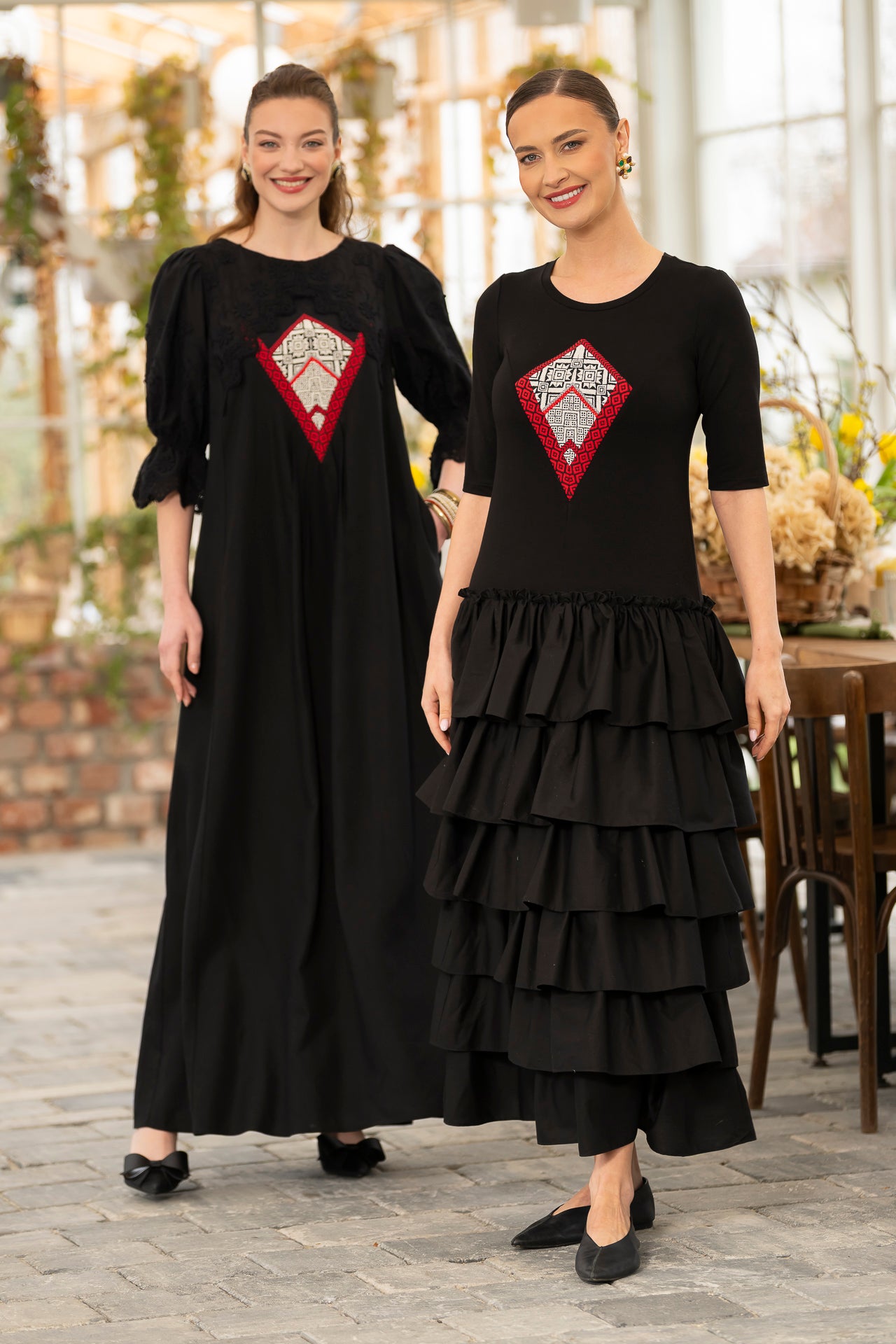 Rochie lungă neagră din in cu jacquard țesut și broderie tridimensională