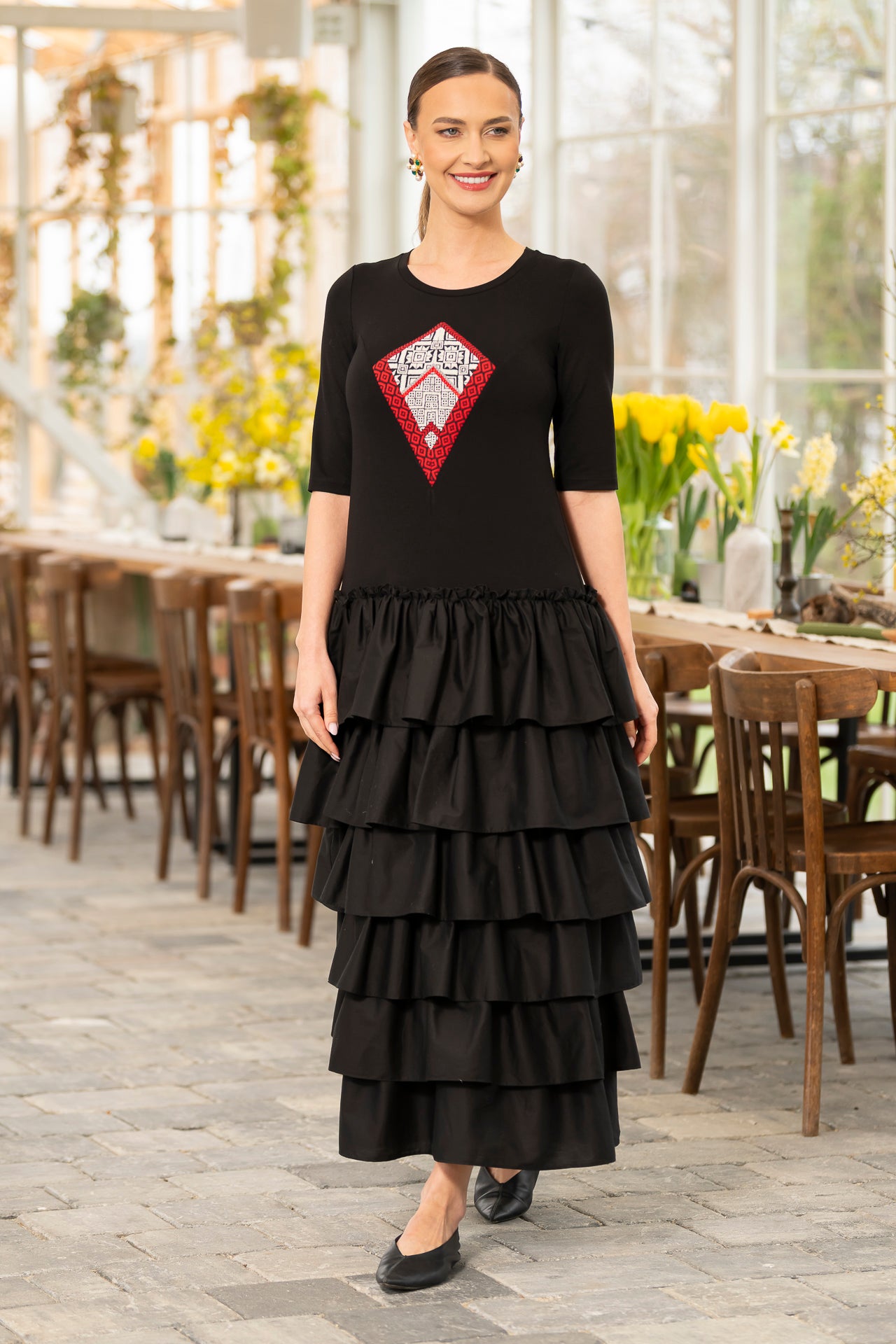 Rochie stilizată din jerseu negru cu volane