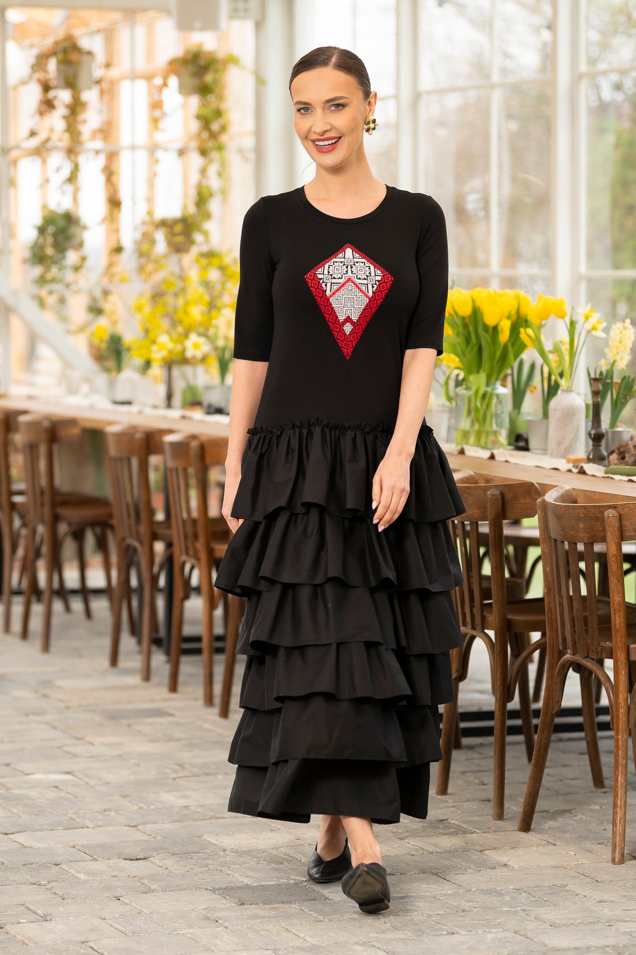 Rochie stilizată din jerseu negru cu volane