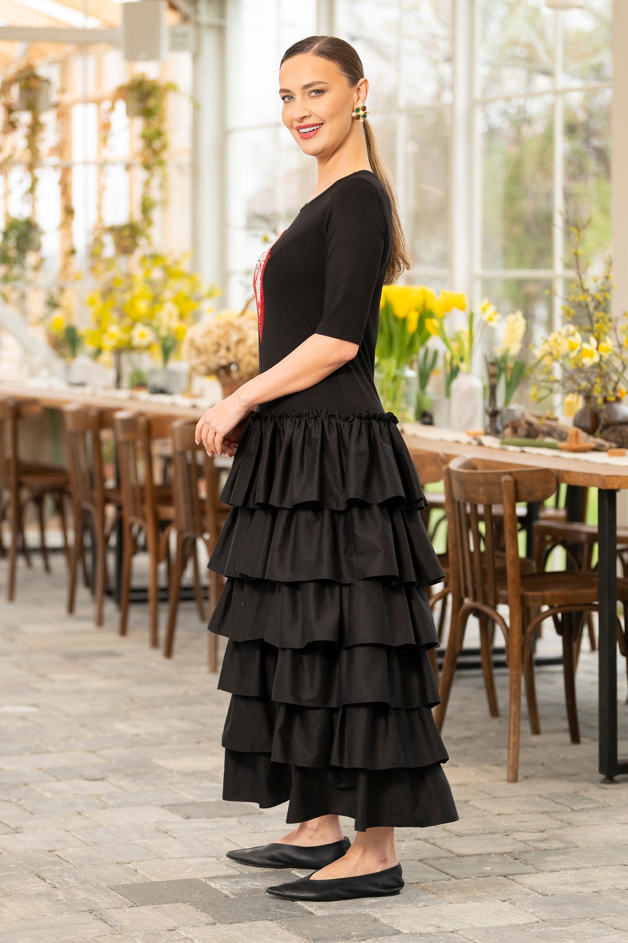 Rochie stilizată din jerseu negru cu volane