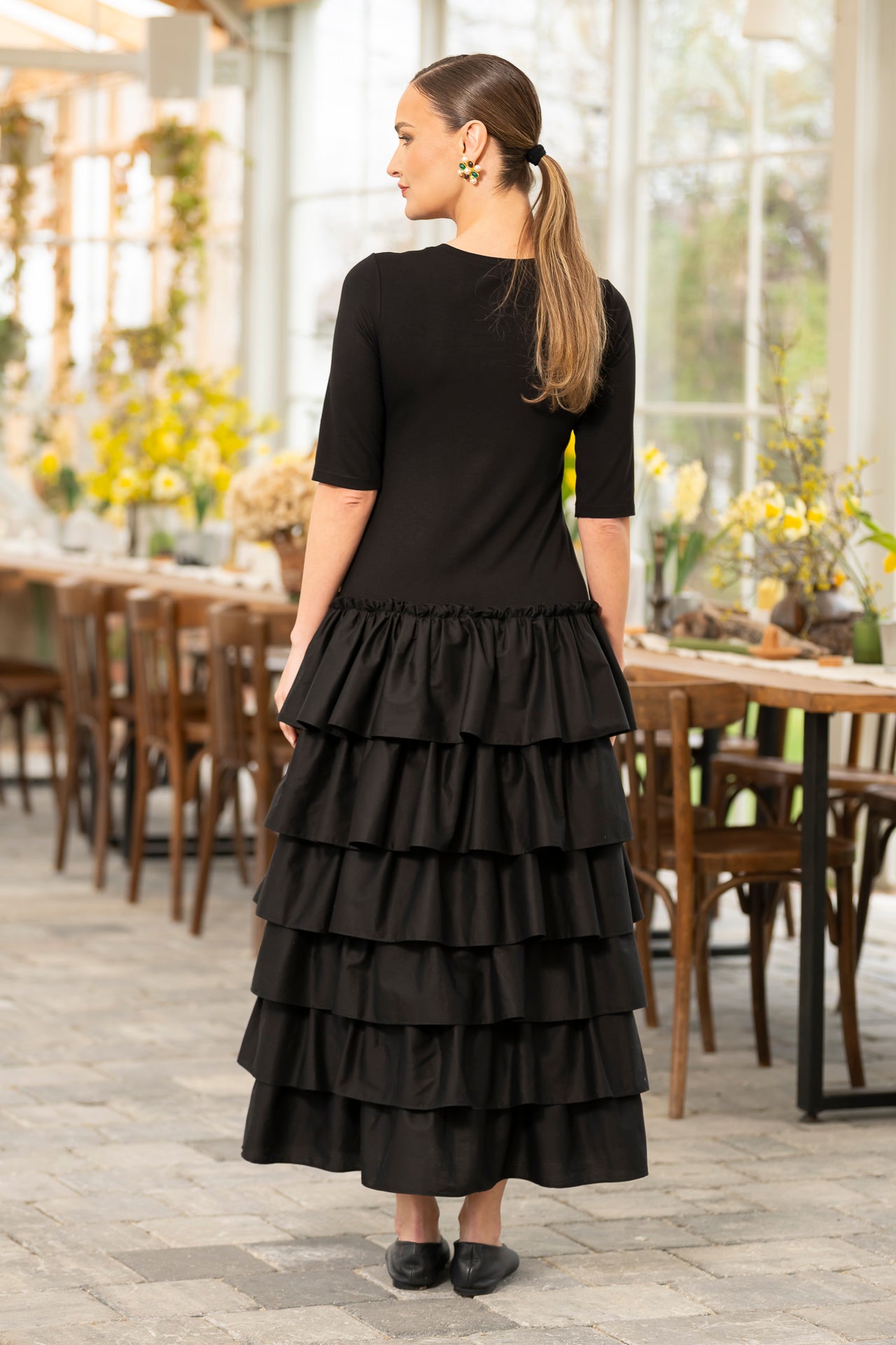 Rochie stilizată din jerseu negru cu volane