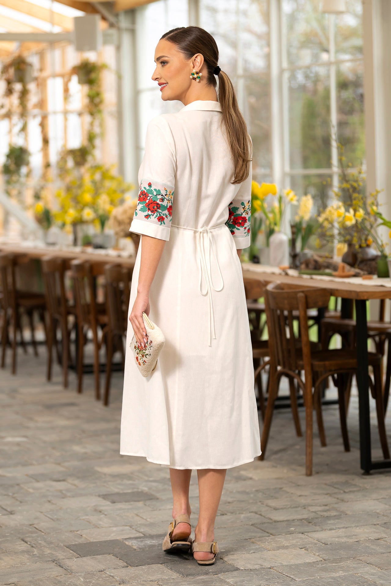 Rochia în clini albă din in cu broderie florală țesută