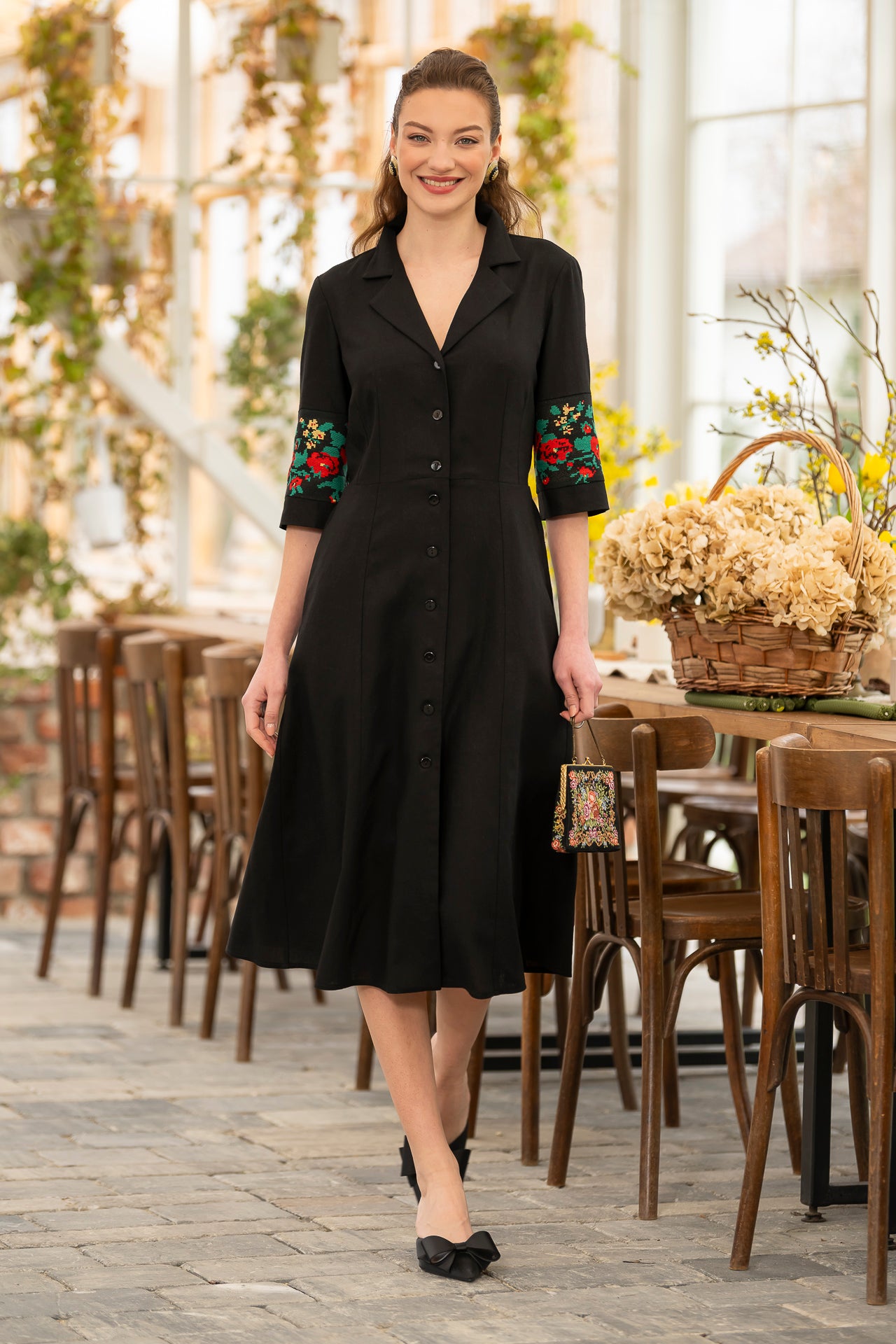 Rochia în clini neagră din in cu broderie florală țesută