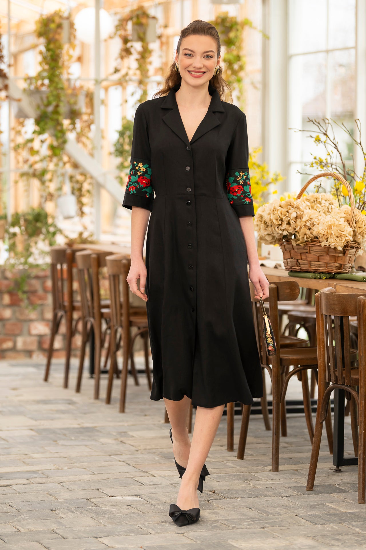 Rochia în clini neagră din in cu broderie florală țesută