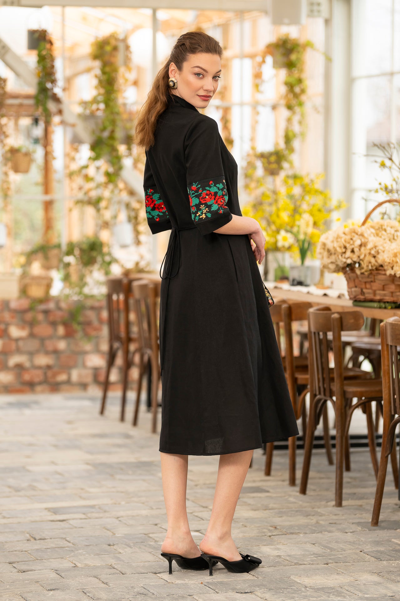 Rochia în clini neagră din in cu broderie florală țesută