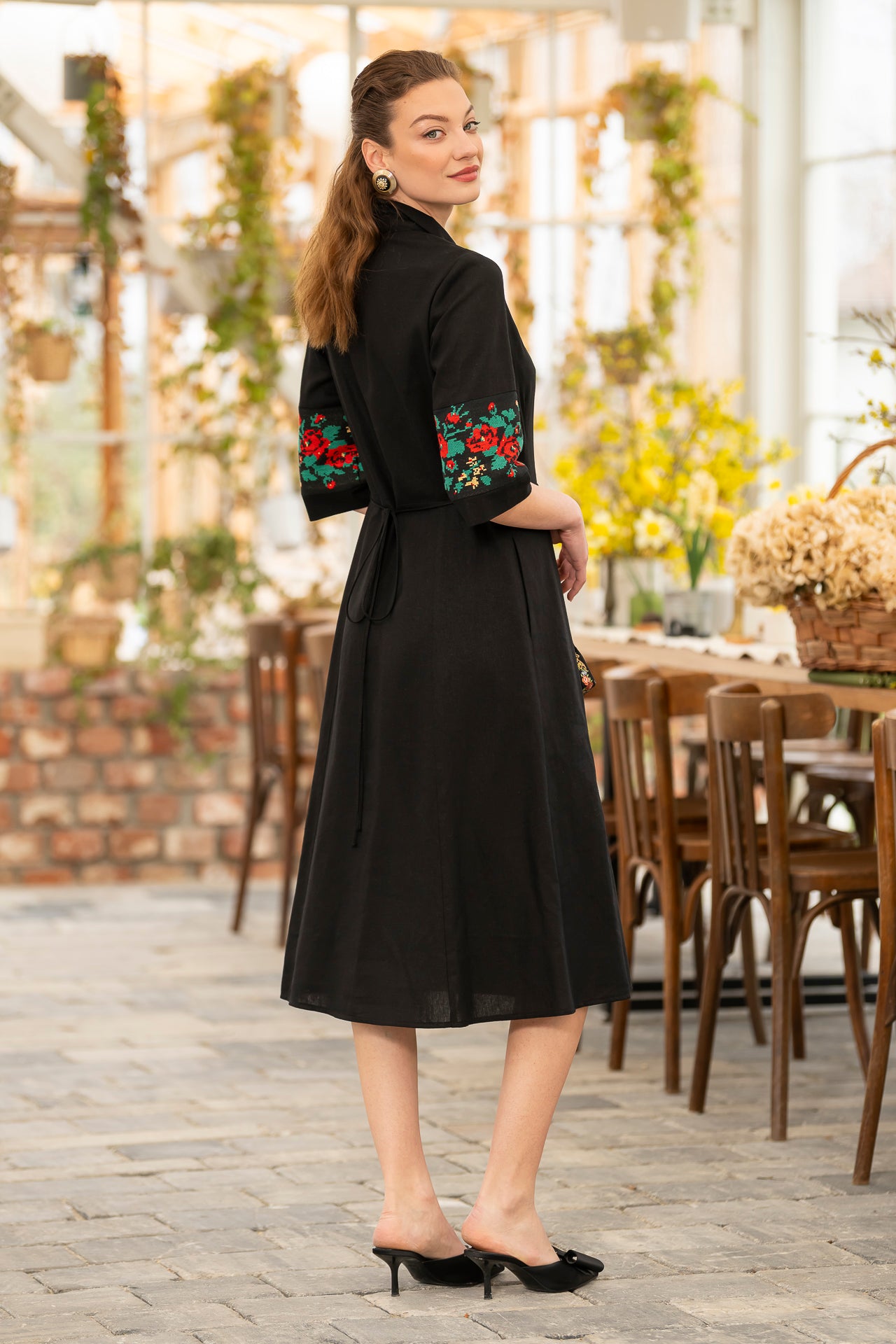 Rochia în clini neagră din in cu broderie florală țesută
