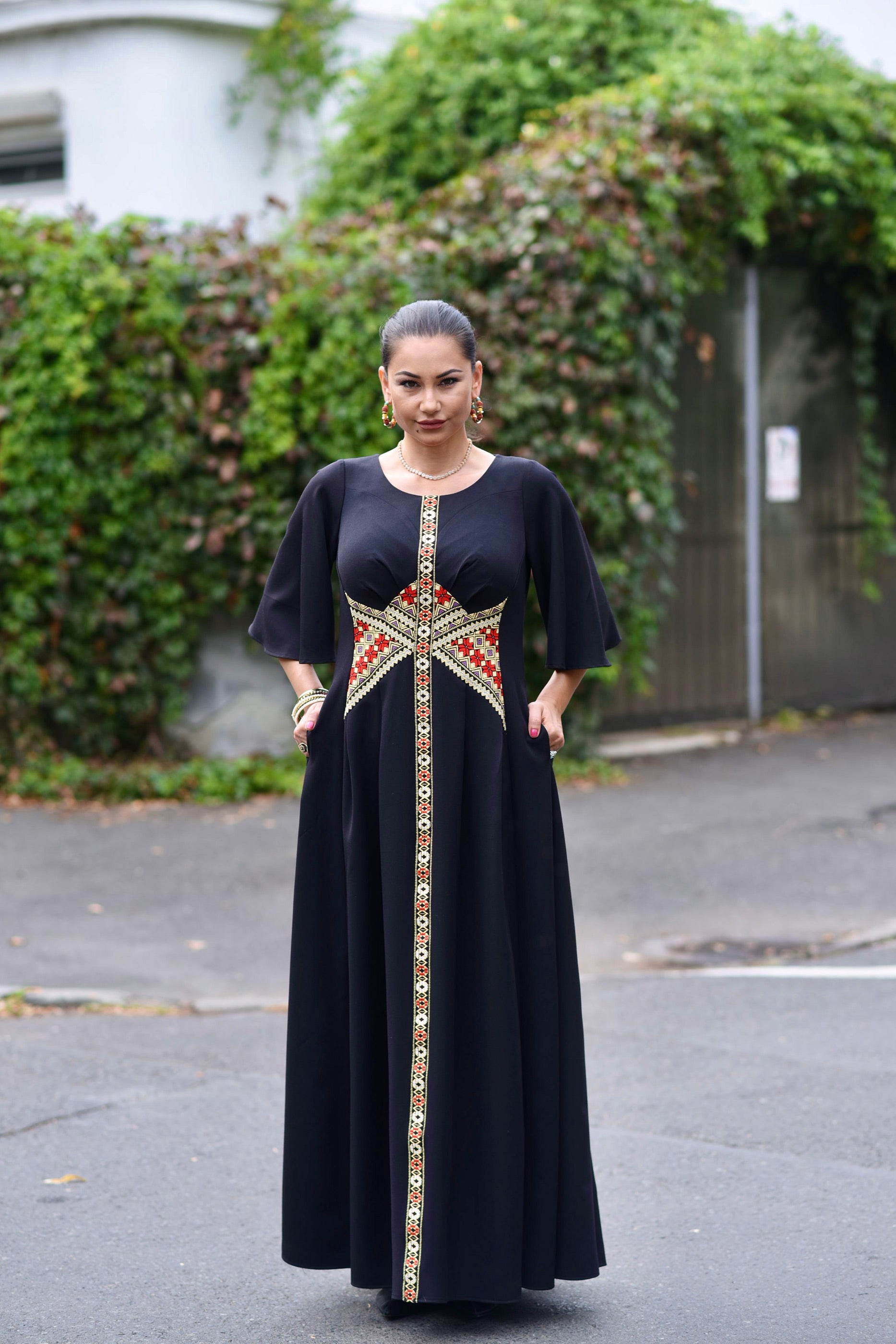 Rochie lungă din stofă neagră cu corseletă din jacquard țesut tradițional