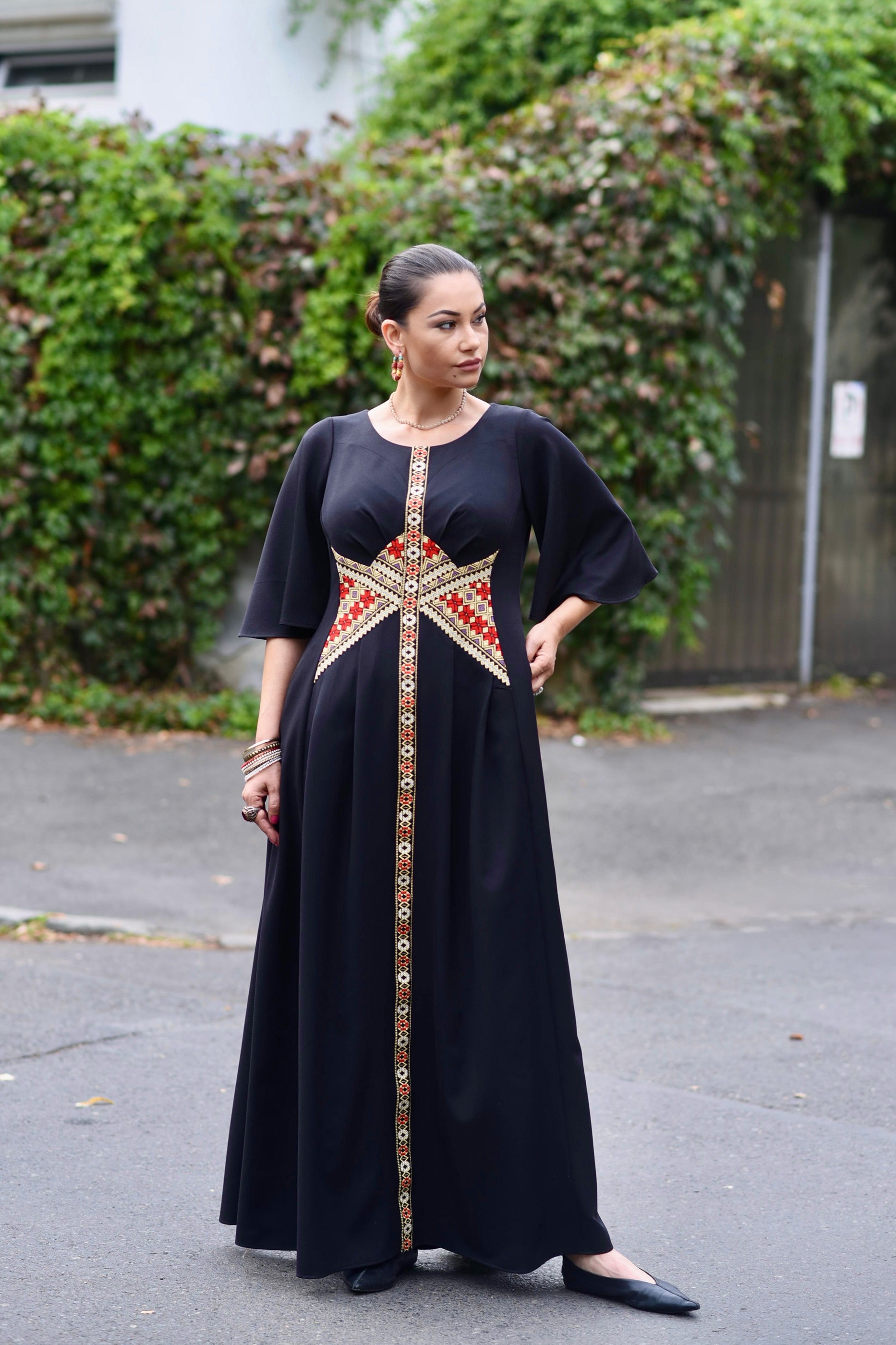 Rochie lungă din stofă neagră cu corseletă din jacquard țesut tradițional