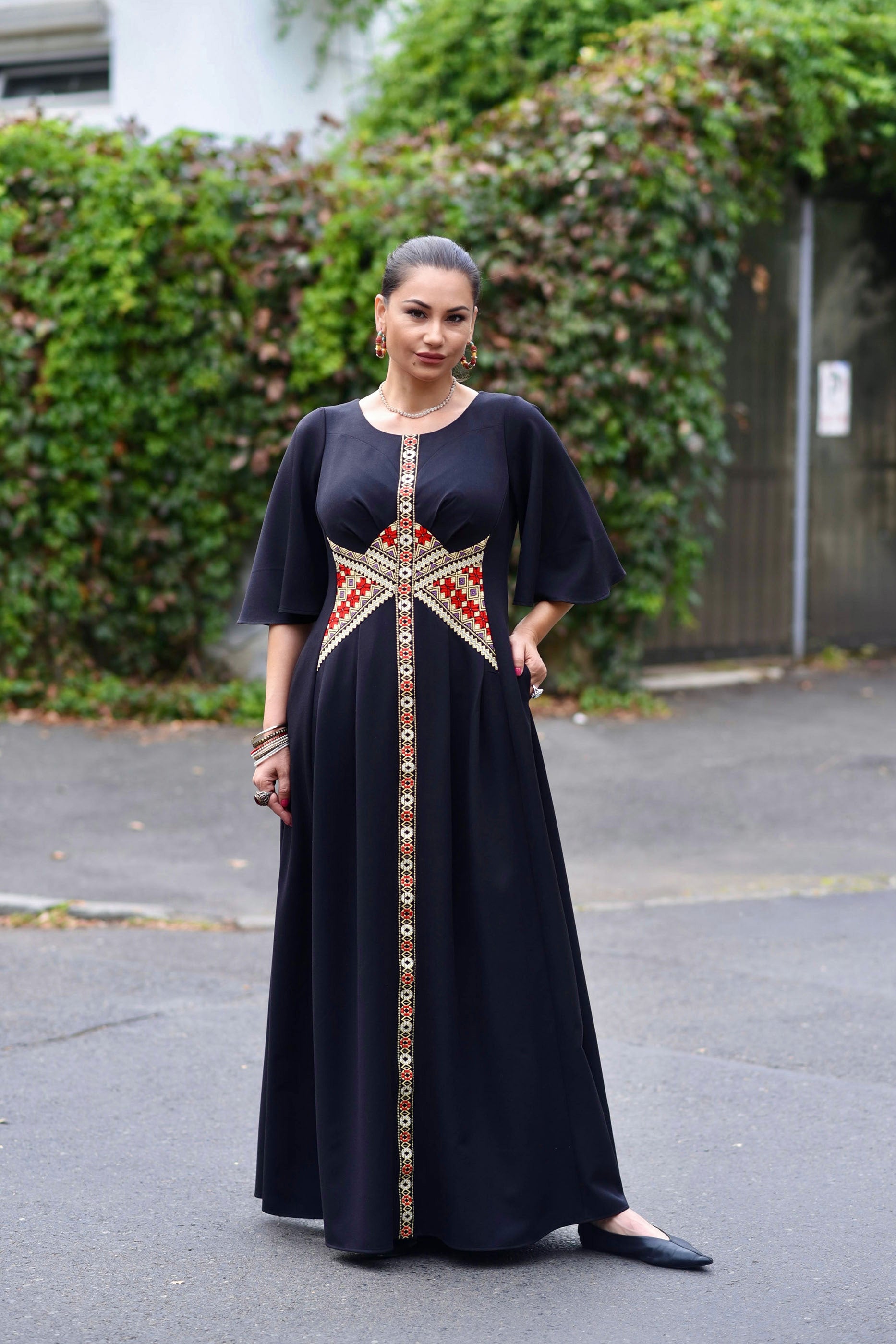 Rochie lungă din stofă neagră cu corseletă din jacquard țesut tradițional