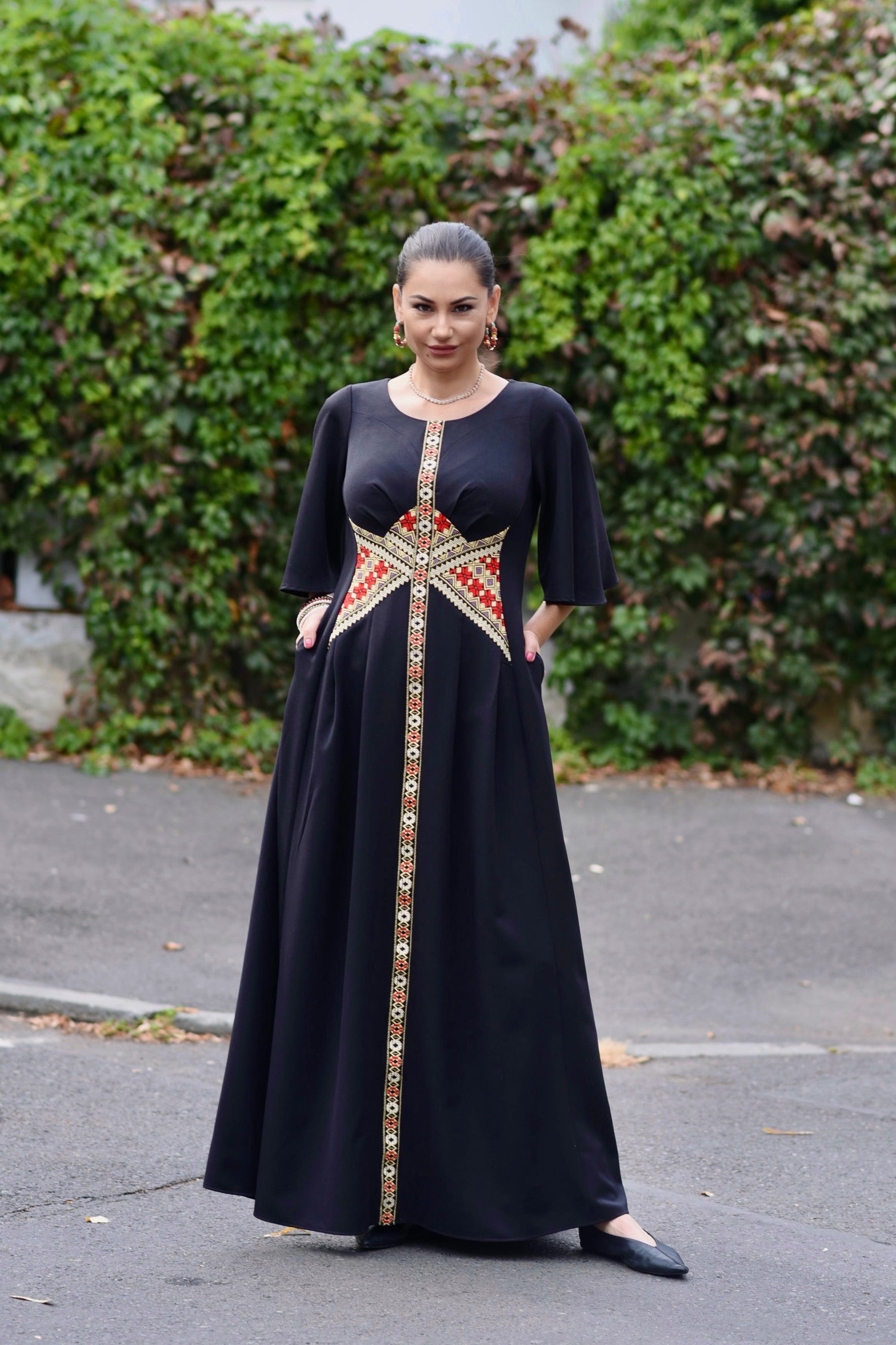 Rochie lungă din stofă neagră cu corseletă din jacquard țesut tradițional