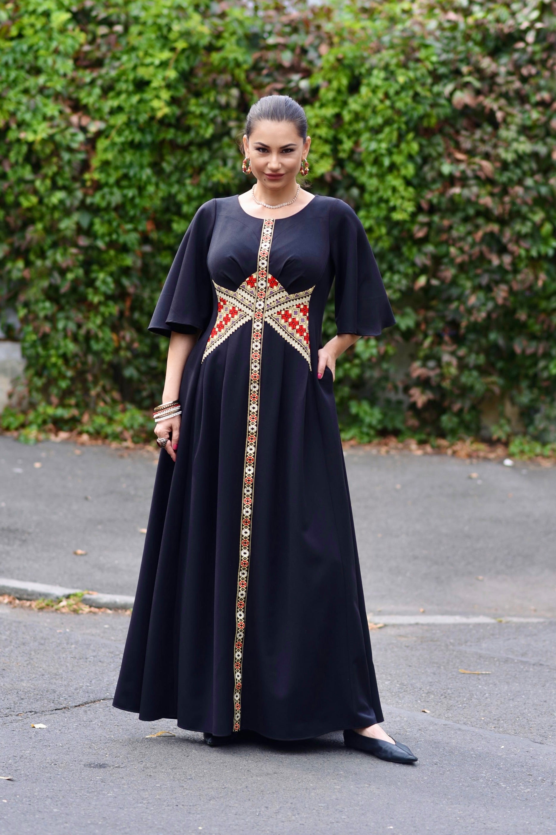 Rochie lungă din stofă neagră cu corseletă din jacquard țesut tradițional