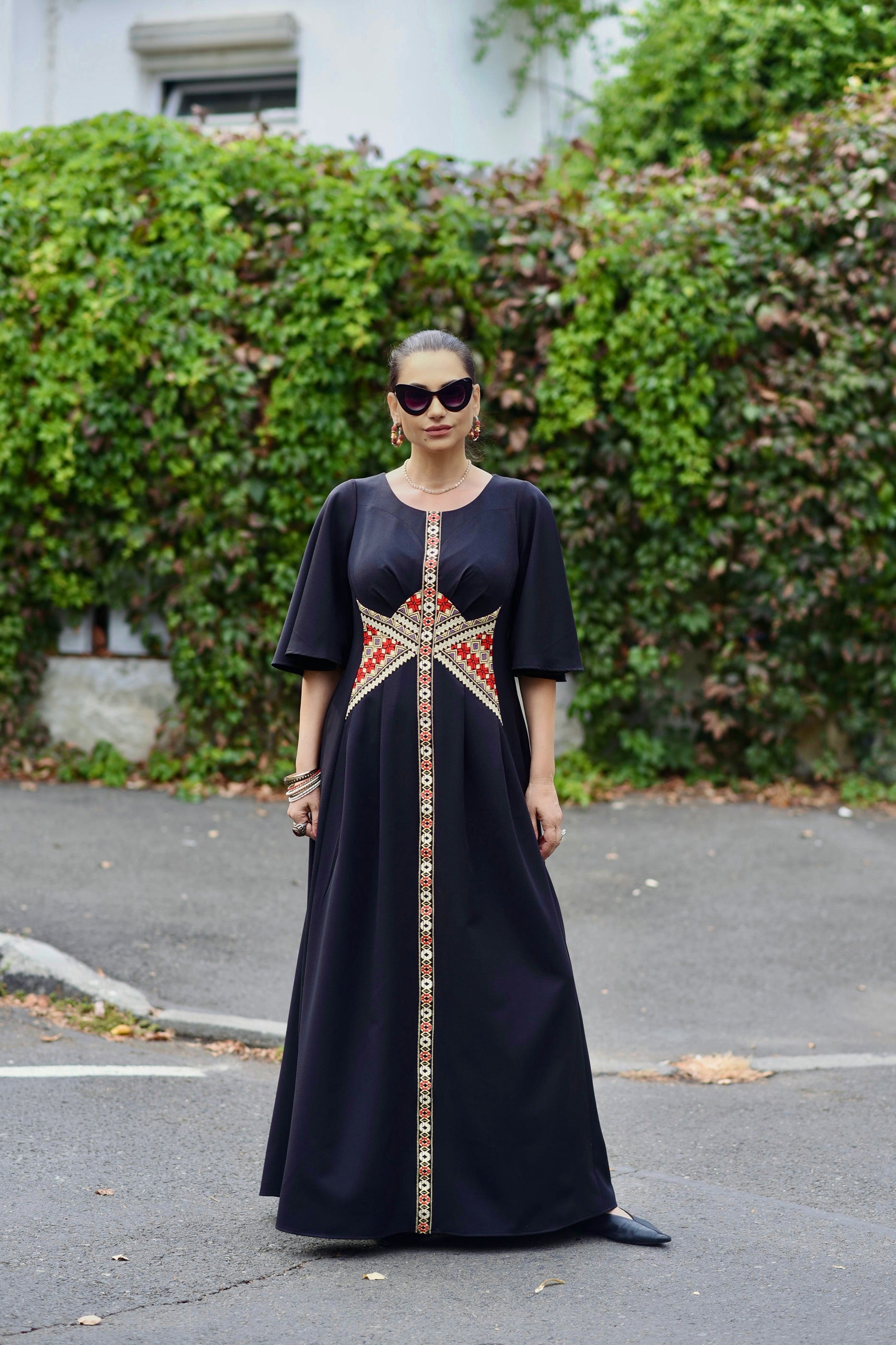 Rochie lungă din stofă neagră cu corseletă din jacquard țesut tradițional