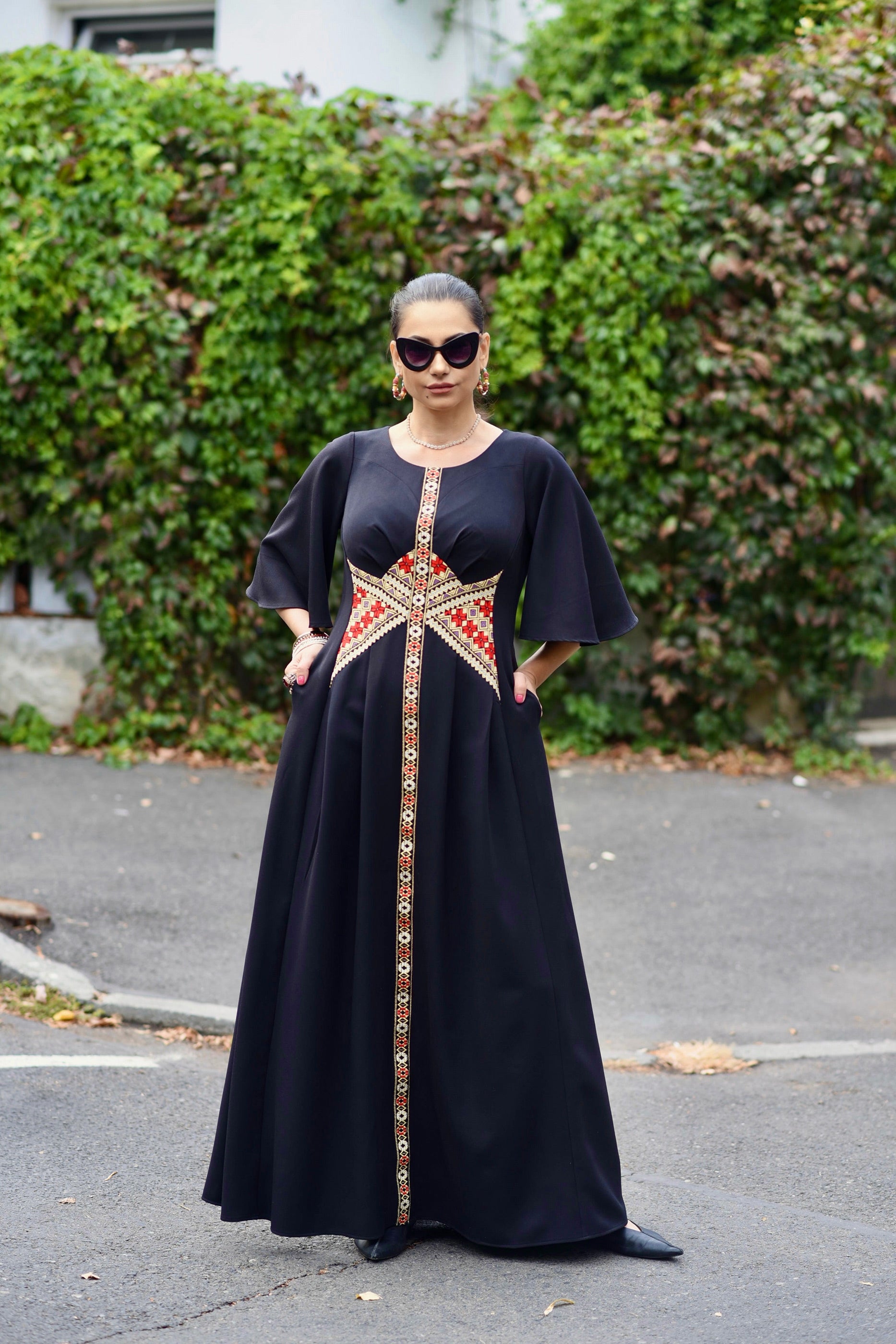 Rochie lungă din stofă neagră cu corseletă din jacquard țesut tradițional
