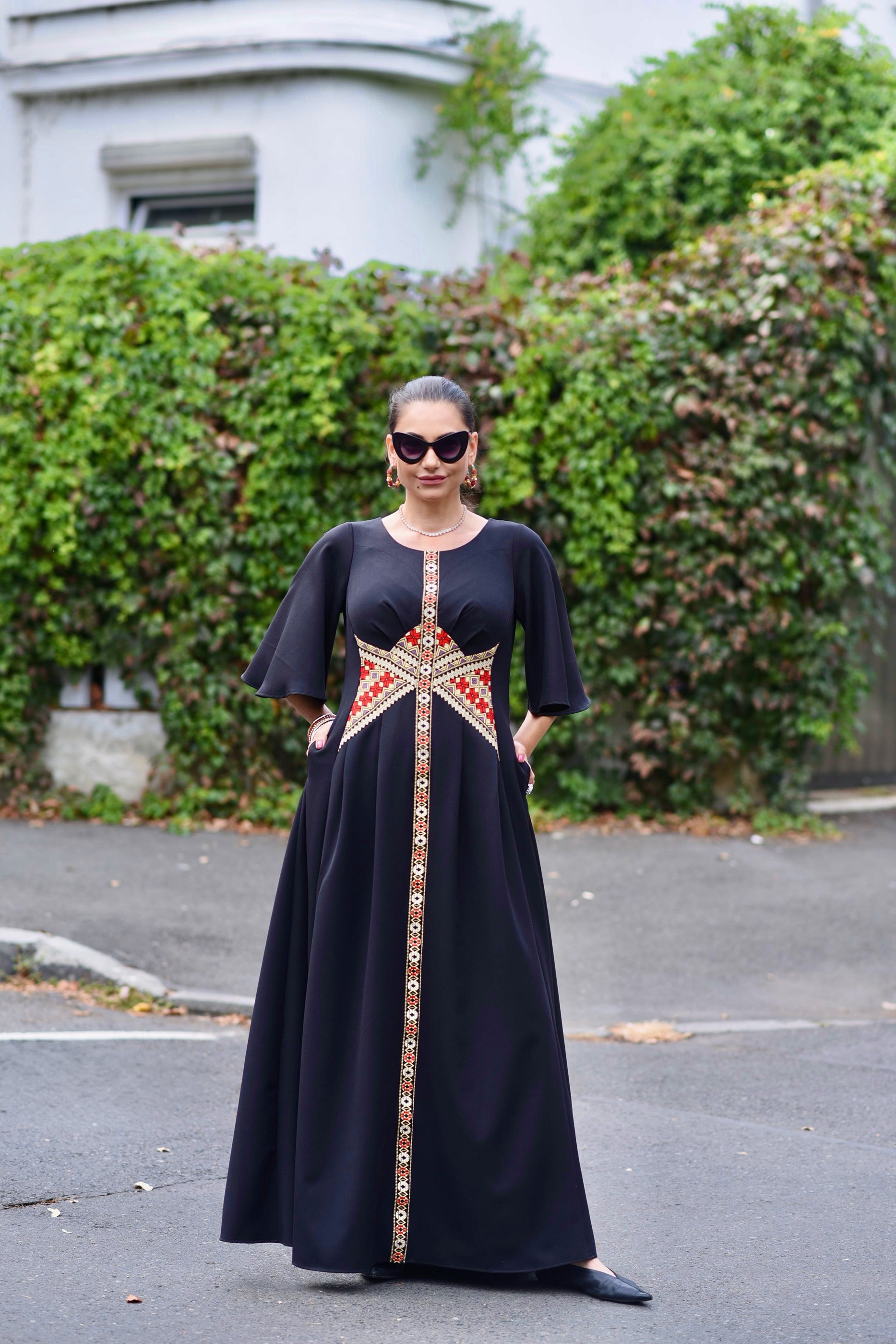 Rochie lungă din stofă neagră cu corseletă din jacquard țesut tradițional