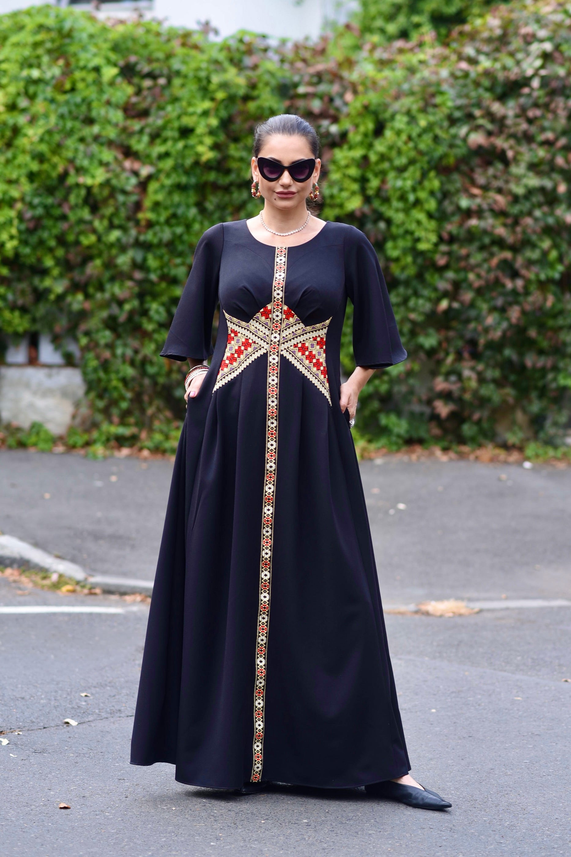 Rochie lungă din stofă neagră cu corseletă din jacquard țesut tradițional