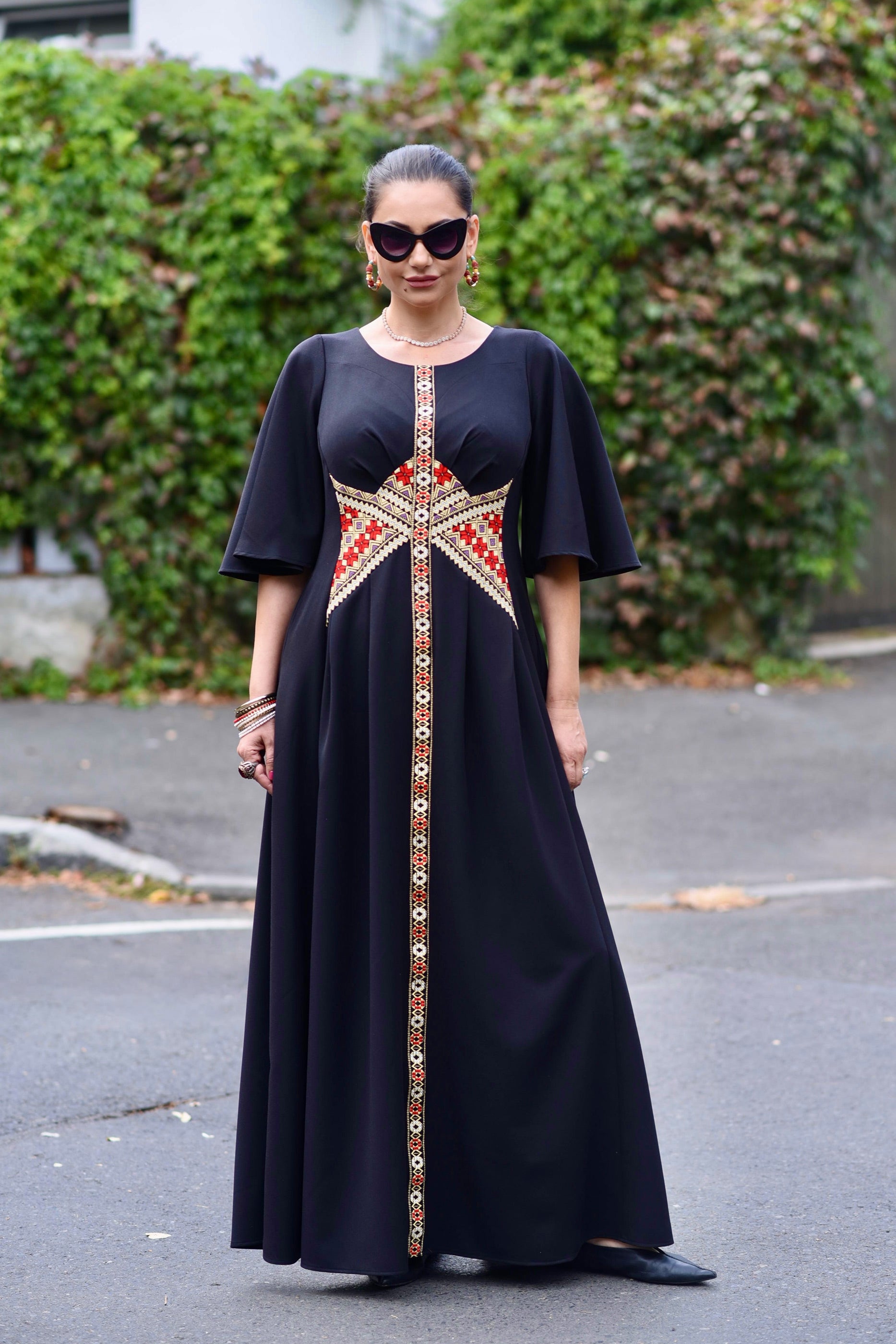 Rochie lungă din stofă neagră cu corseletă din jacquard țesut tradițional